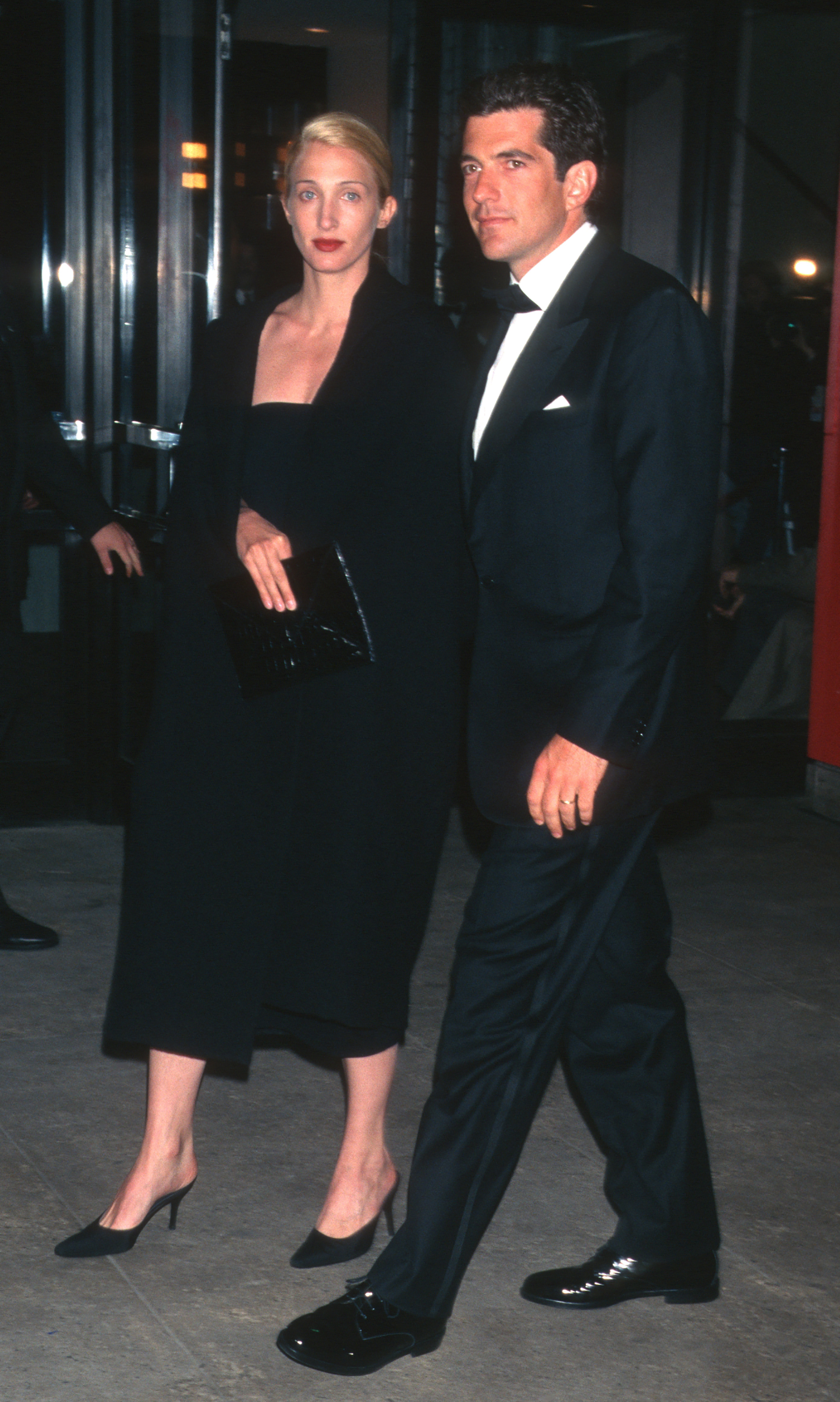 Carolyn Bessette et John F. Kennedy Jr. lors de la remise des médailles Jacqueline Kennedy Onassis par la Municipal Art Society, le 6 avril 1998, à New York. | Source : Getty Images