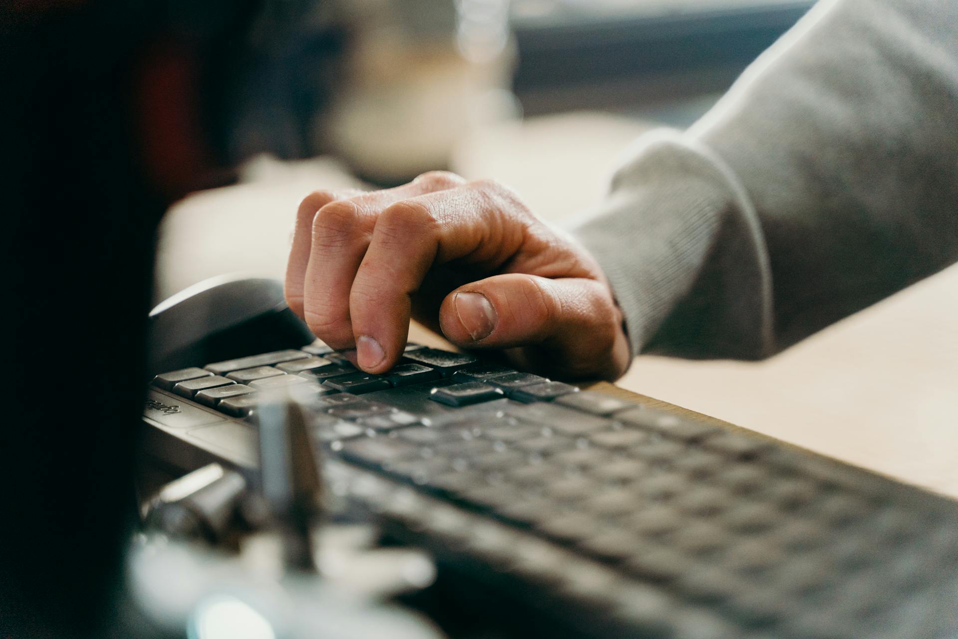 La main d'un homme sur un clavier | Source : Pexels