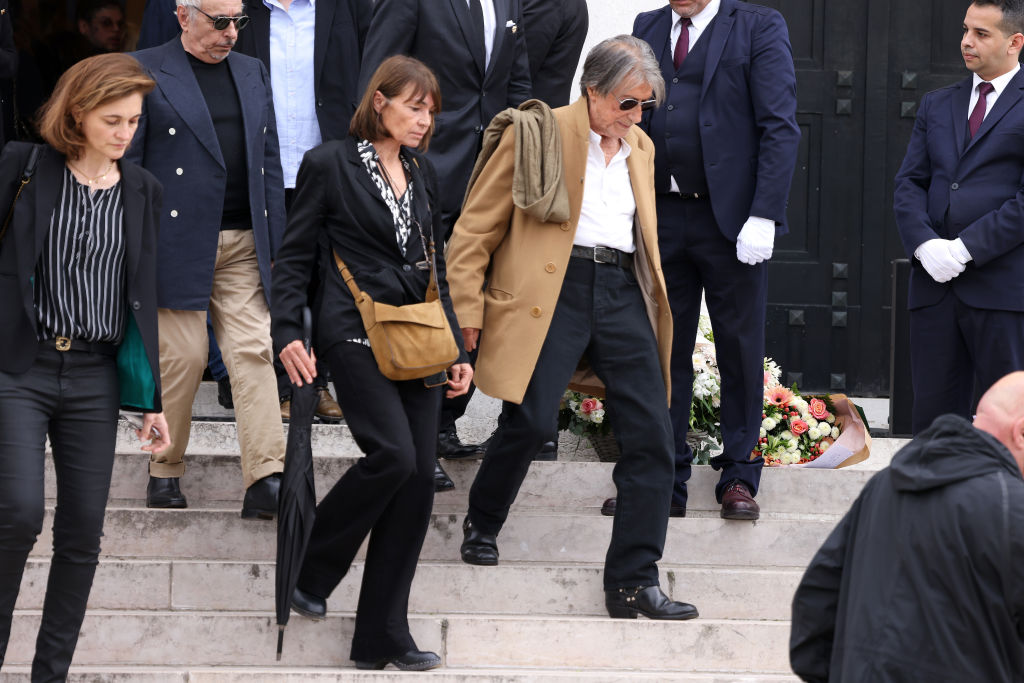 PARIS, FRANCE - 20 JUIN : Sylvie Duval et Jacques Dutronc assistent aux funérailles de Françoise Hardy au cimetière du Père Lachaise le 20 juin 2024 à Paris, France. (Photo par Pierre Suu/Getty Images)