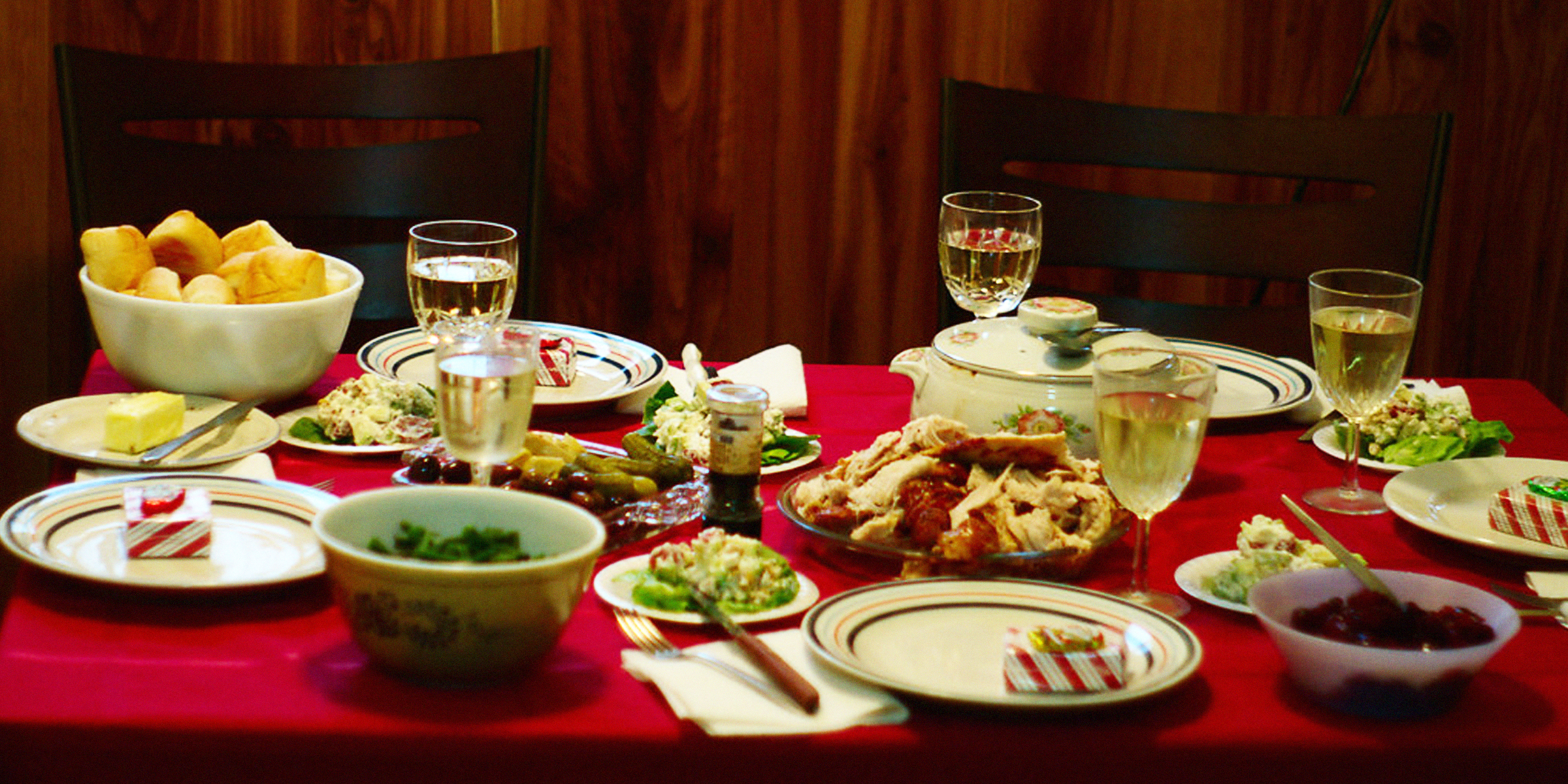 Table remplie de nourriture | Source : Flickr