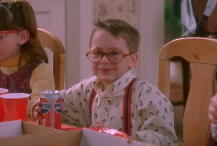Le jeune acteur dans le rôle de Fuller McCallister dans le film "Maman, j'ai raté l'avion !" de 1990, d'après une vidéo datée du 8 décembre 2011 | Source : YouTube/@charminglyobsolete
