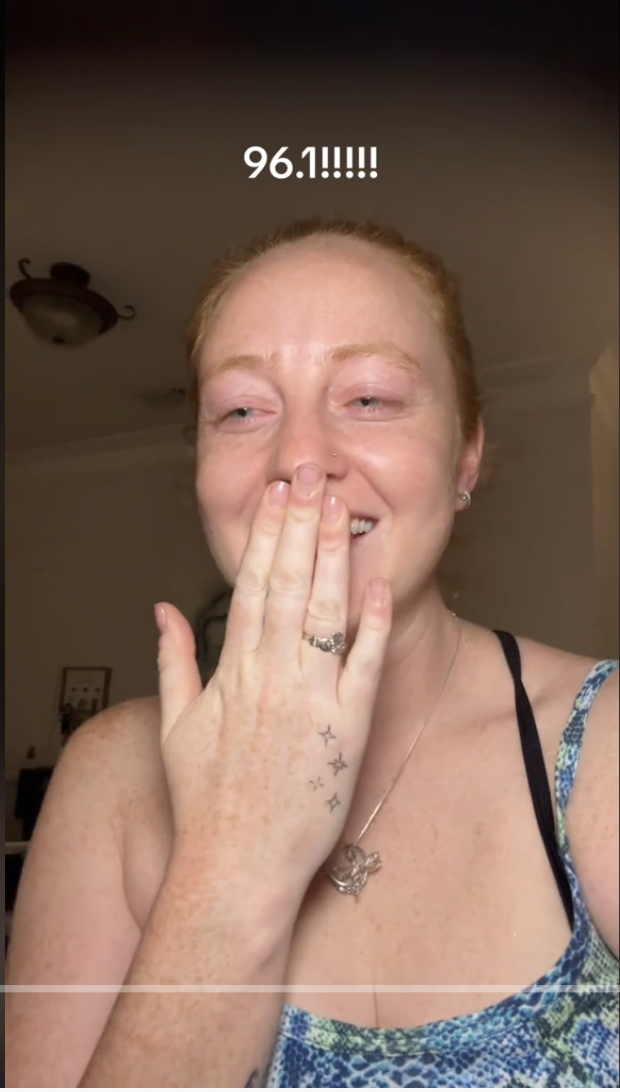 Une photo de Tara Bjork couvrant sa bouche et souriant comme on le voit dans une vidéo datée du 30 mai 2024 | Source : TikTok/@t_bjork