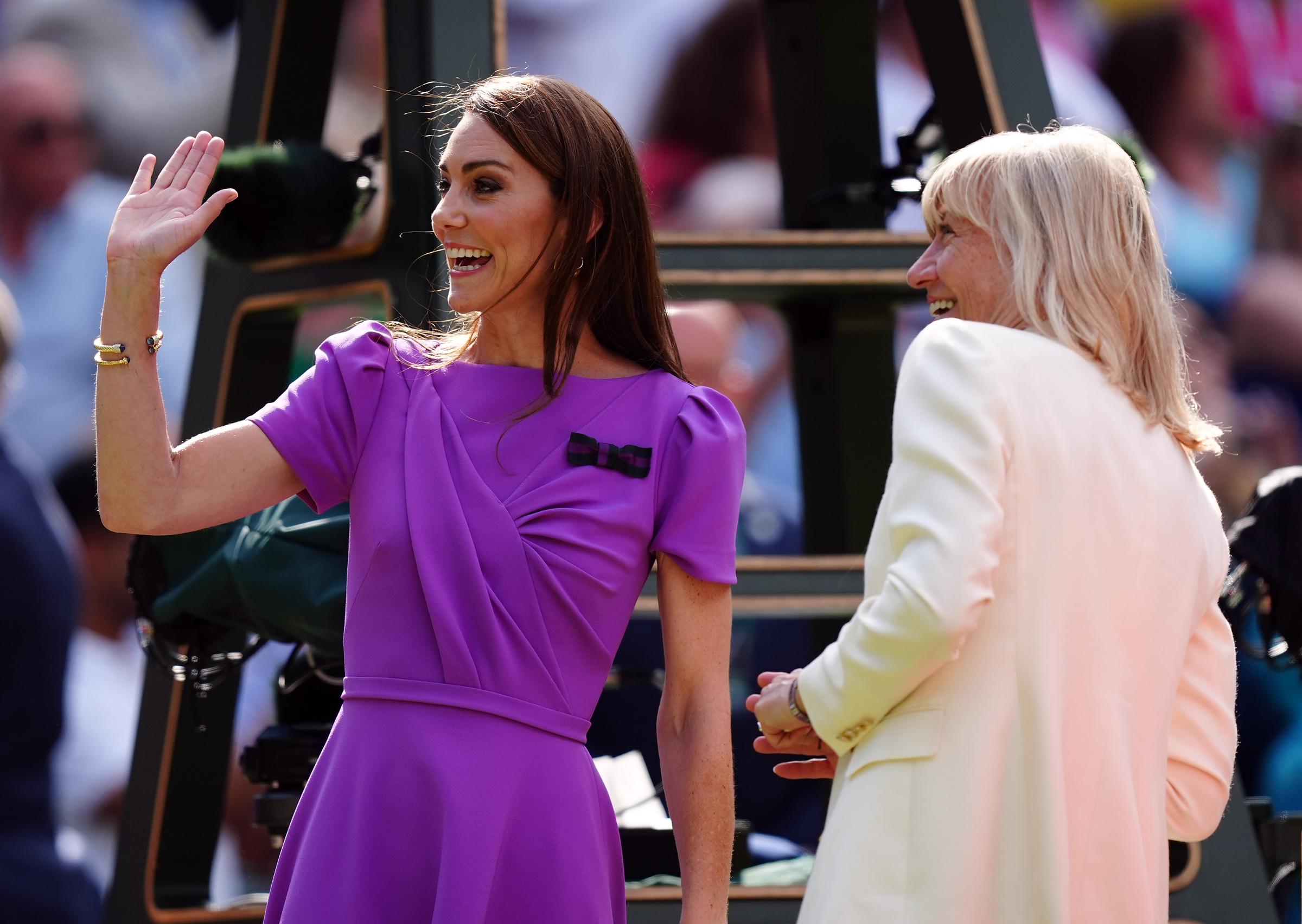 Kate Middleton et Debbie Jevans lors de la présentation du trophée de la finale du simple messieurs des championnats de Wimbledon 2024, le 14 juillet 2024, à Londres, en Angleterre. | Source : Getty Images