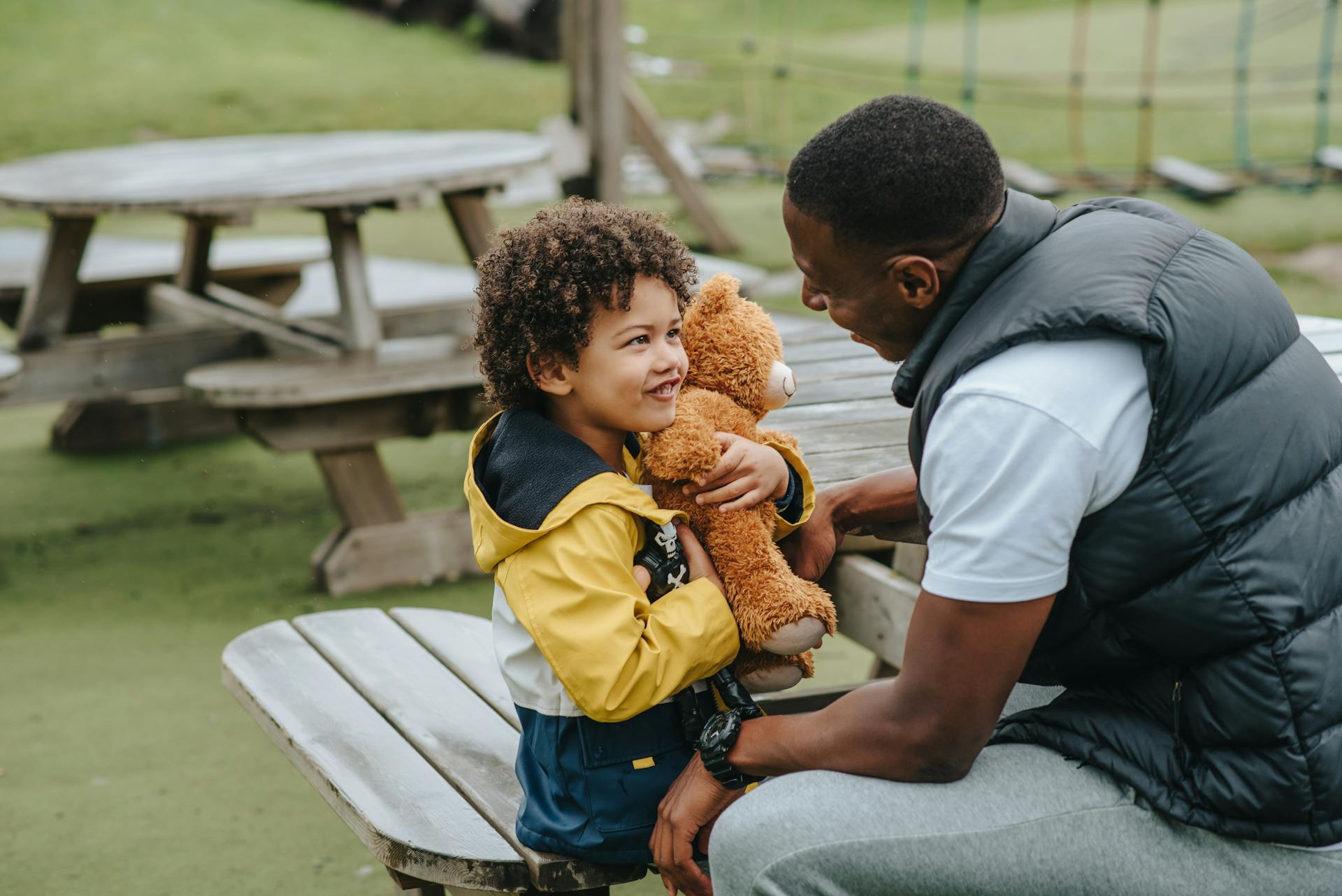 Un père qui parle à son petit fils dans la cour de récréation | Source : Pexels