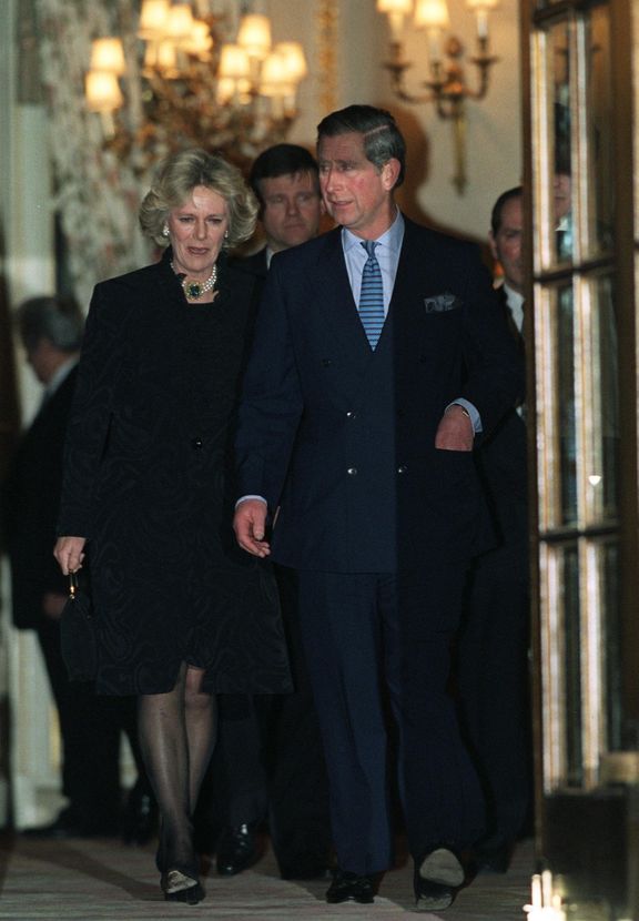 Le Prince Charles et son épouse, Camilla Parker-Bowles, vus quittant l'hôtel Ritz à Londres. | Source : Getty Images