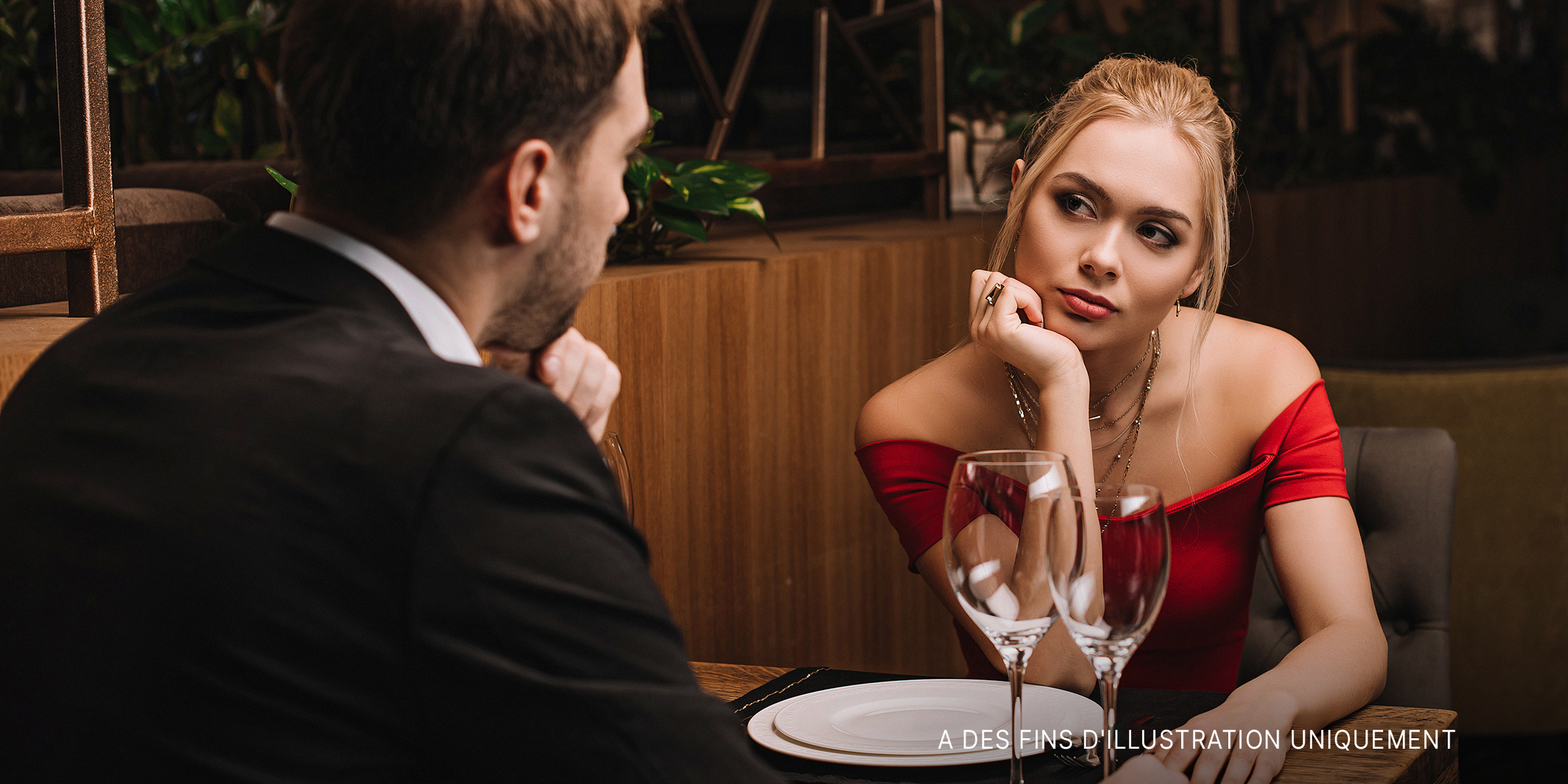 Couple dans un restaurant | Source : Shutterstock