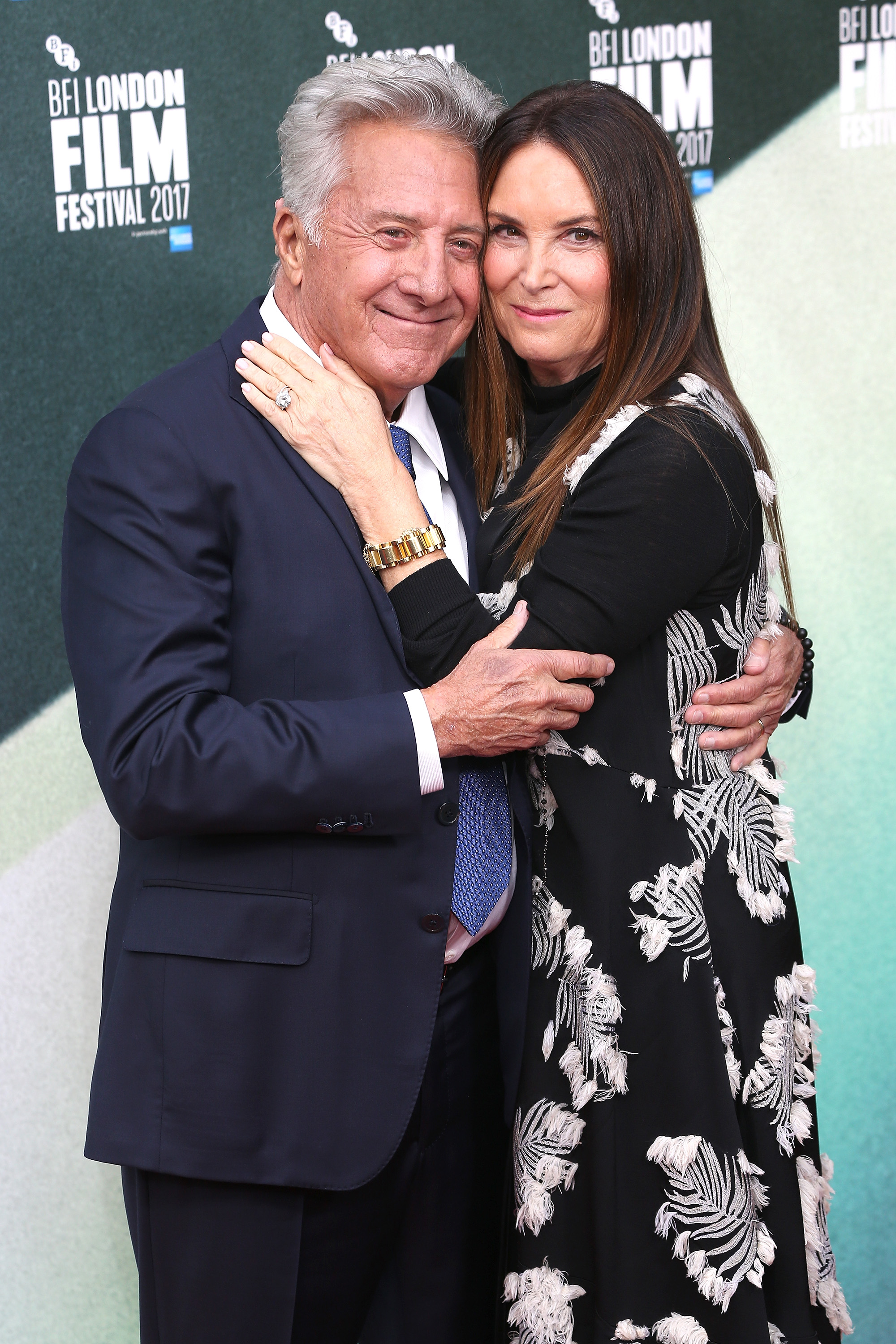 Dustin Hoffman et Lisa Hoffman assistent à la première britannique de "The Meyerowitz Stories" à Londres, en Angleterre, le 6 octobre 2017. | Source : Getty Images