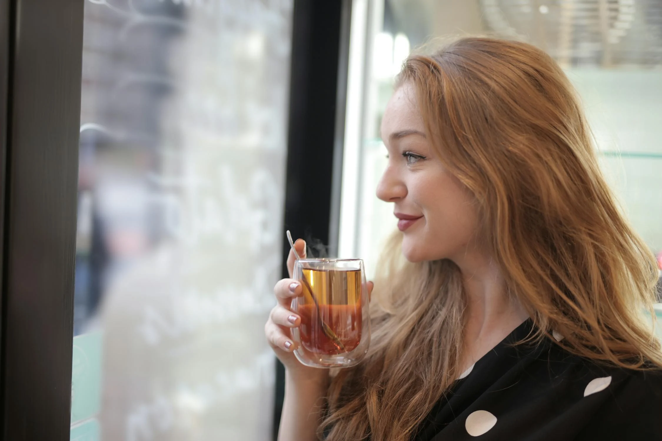 Une femme souriante et satisfaite | Source : Pexels