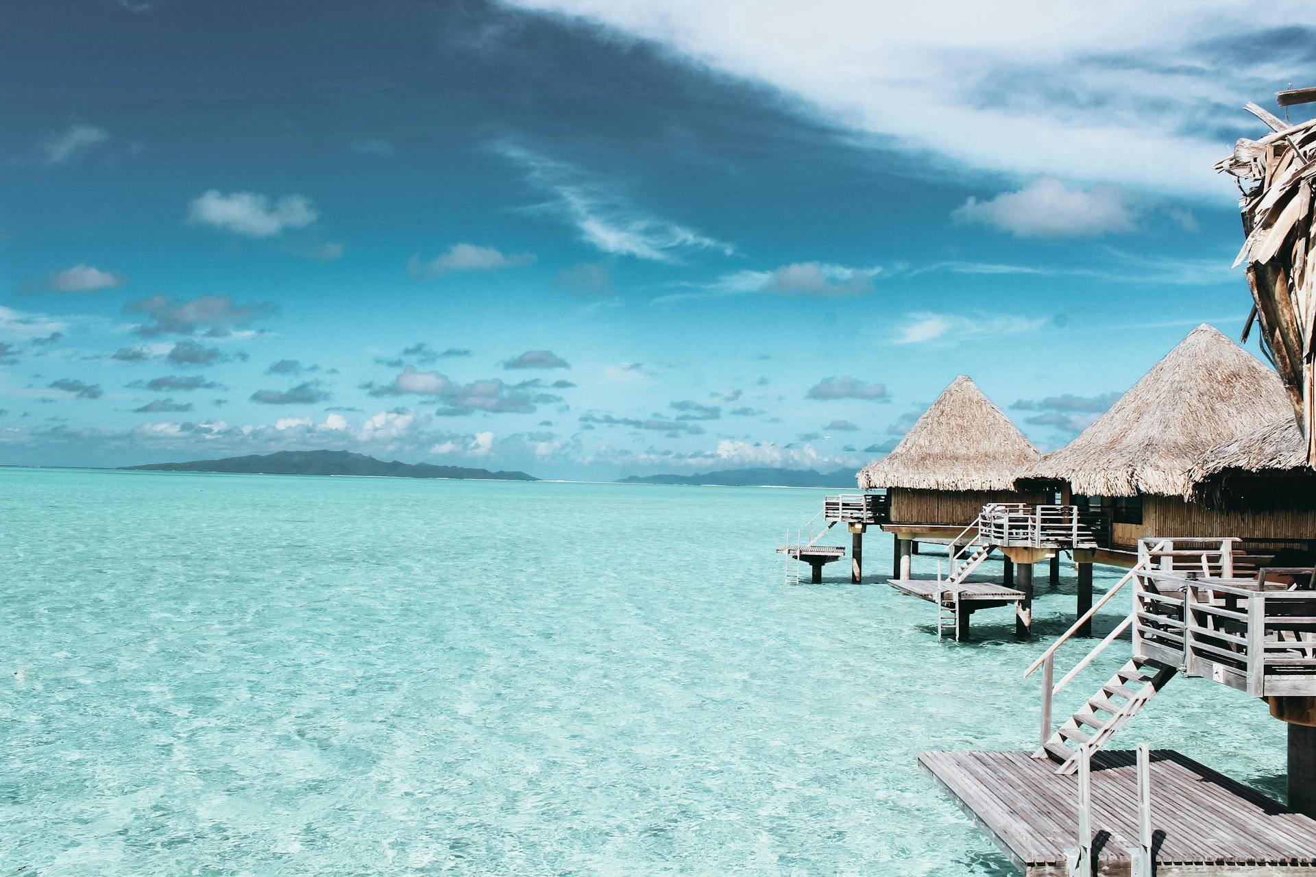 Petits bungalows au bord de la plage sur une île | Source : Pexels