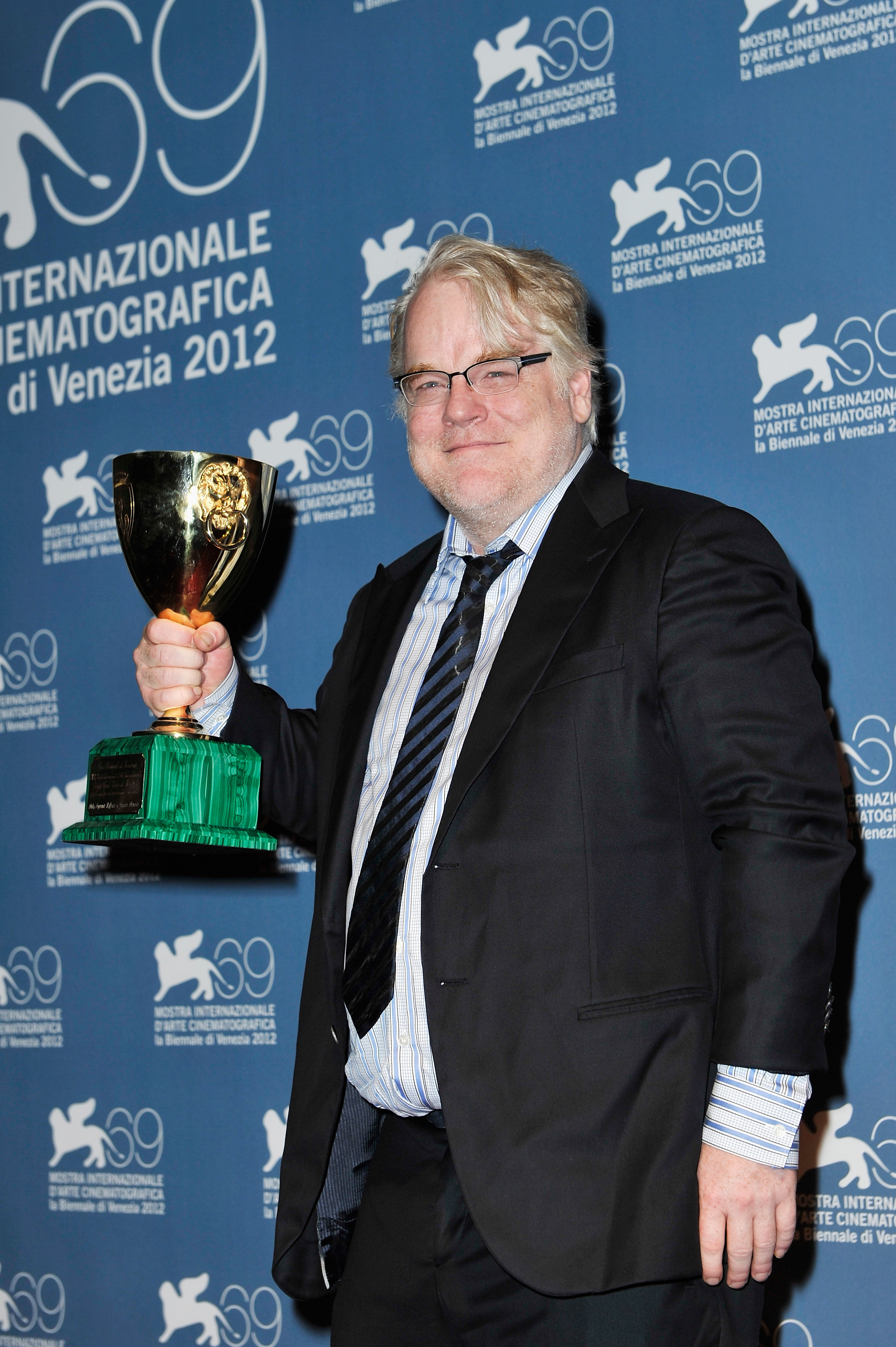 Philip Seymour Hoffman avec son prix Coppa Volpi du meilleur acteur lors de la 69e Mostra de Venise à Venise, Italie, le 8 septembre 2012 | Source : Getty Images