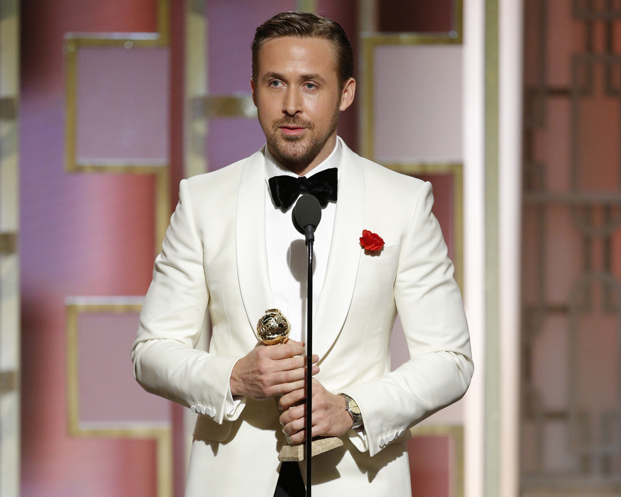 Ryan Gosling accepte le prix du meilleur acteur dans un film - musical ou de comédie pour son rôle dans "La La Land" lors de la 74e cérémonie annuelle des Golden Globe Awards à l'hôtel Beverly Hilton de Beverly Hills, en Californie, le 8 janvier 2017. | Source : Getty Images