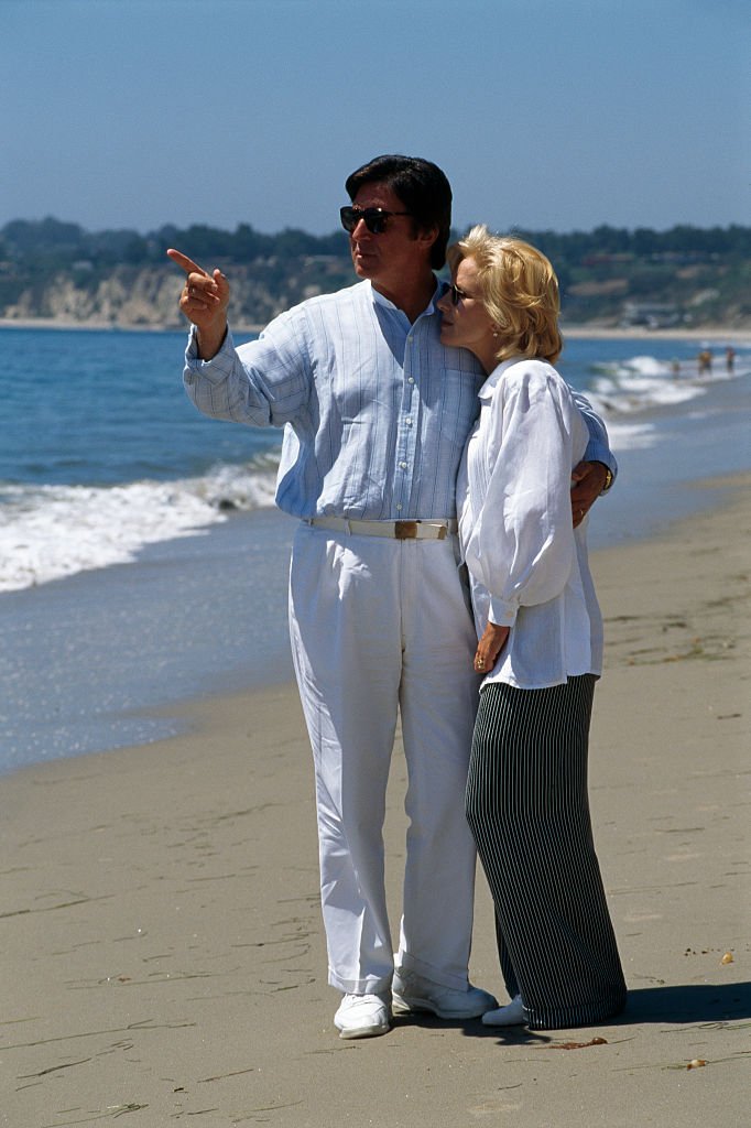 Le producteur américain Tony Scotti et sa femme, la chanteuse française Sylvie Vartan, chez eux à Los Angeles. | Photo : Getty Images