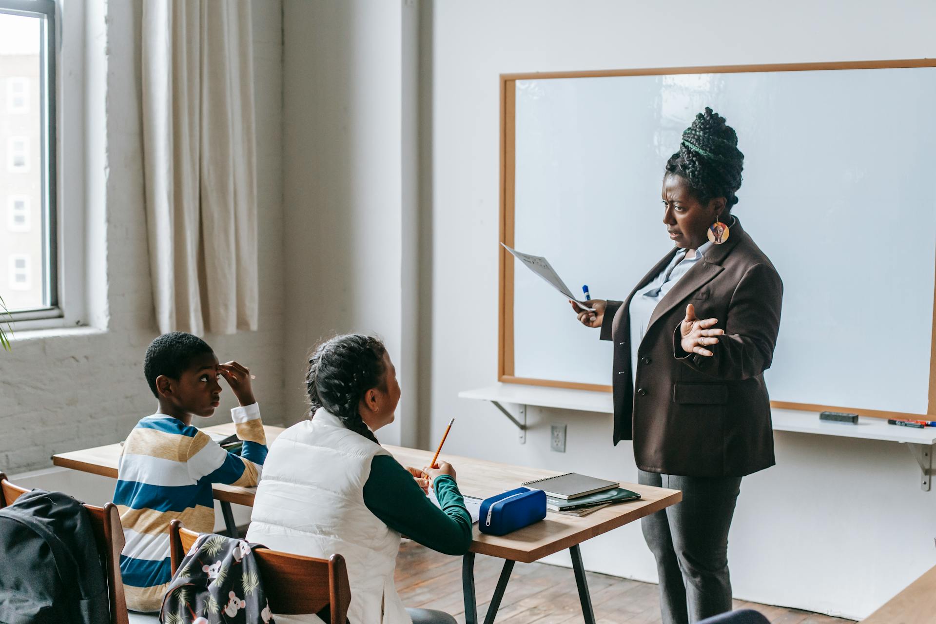 Une enseignante avec des élèves dans une salle de classe | Source : Pexels