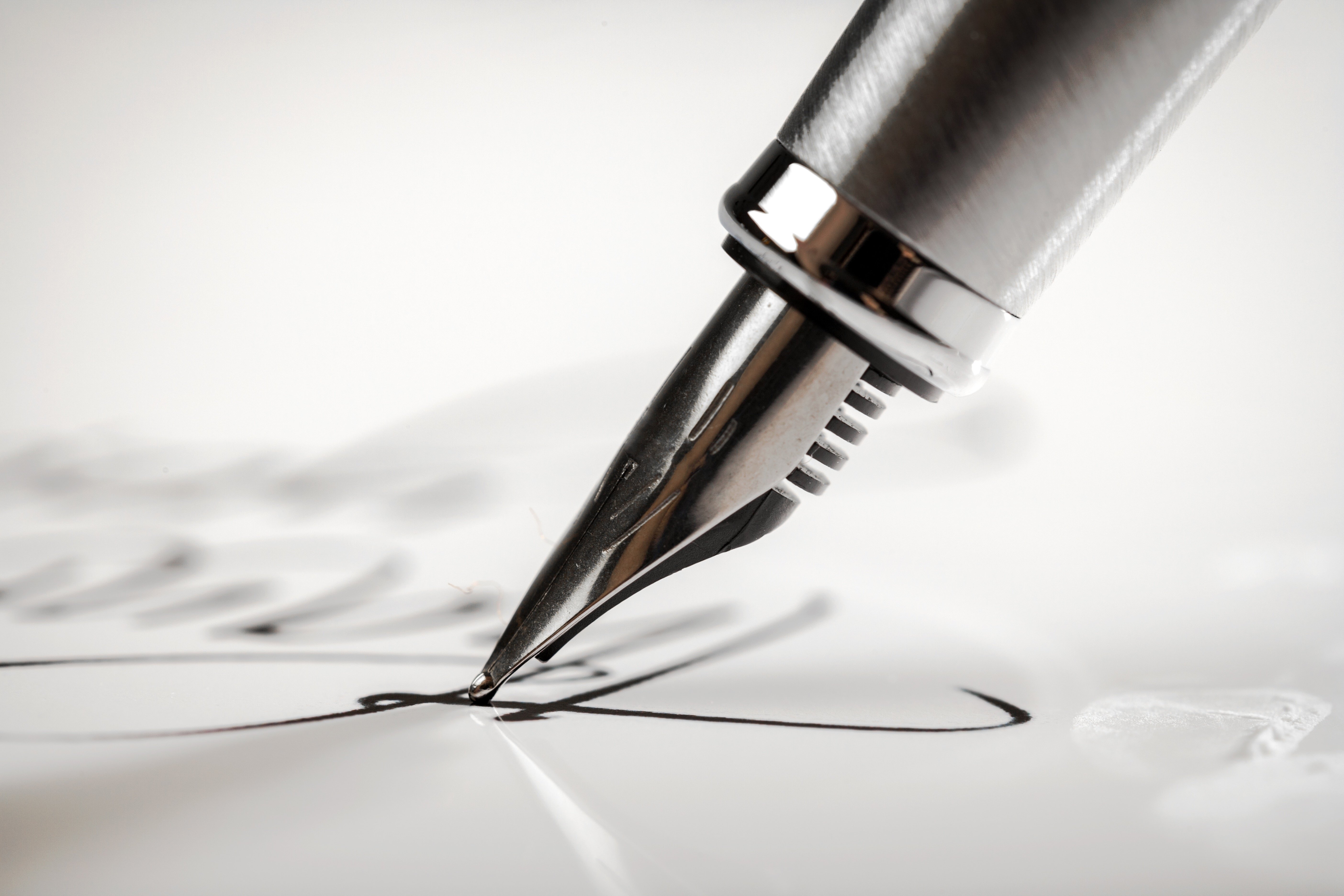Un stylo utilisé pour écrire sur du papier. | Source : Shutterstock