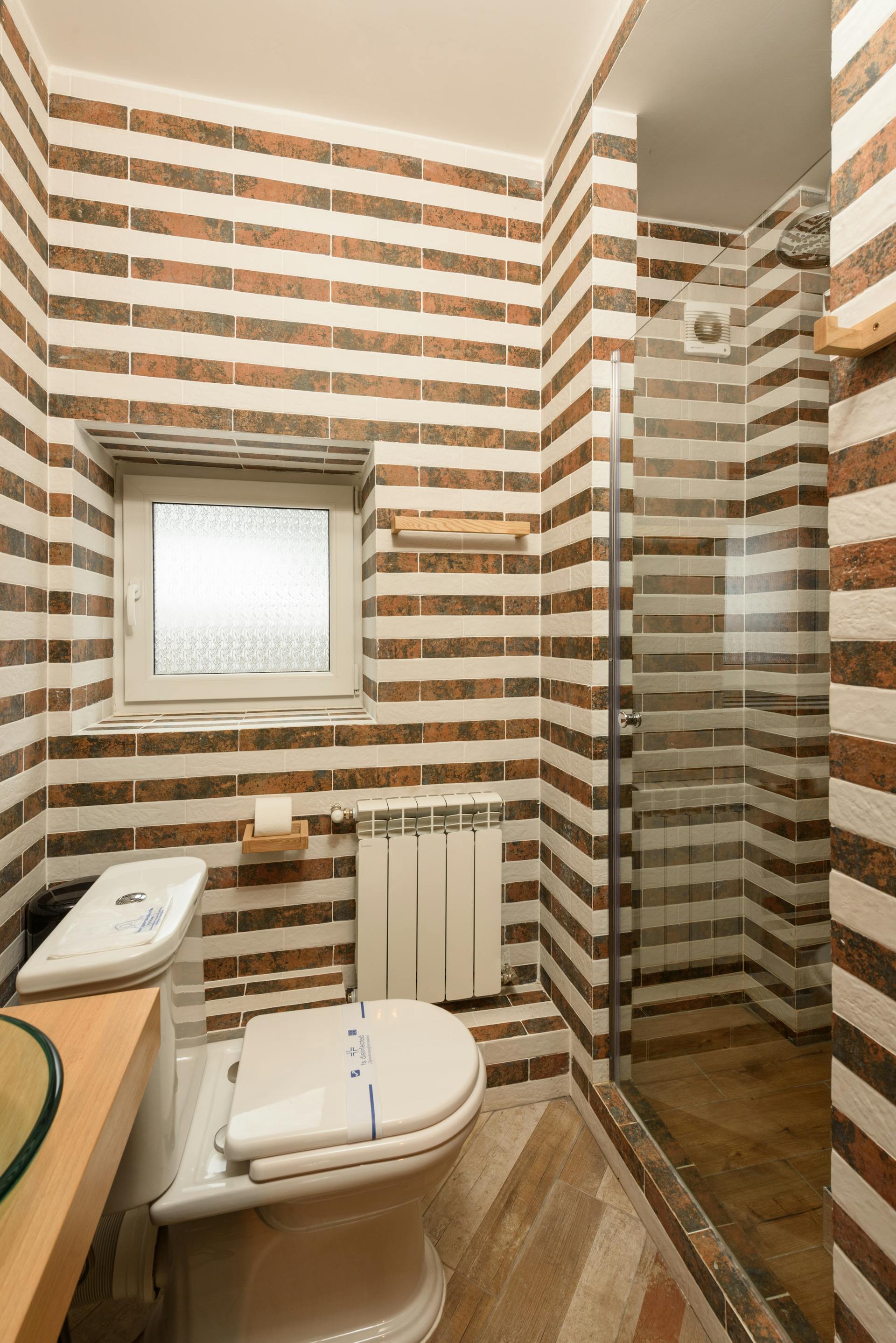 Une fenêtre dans une salle de bain | Source : Pexels