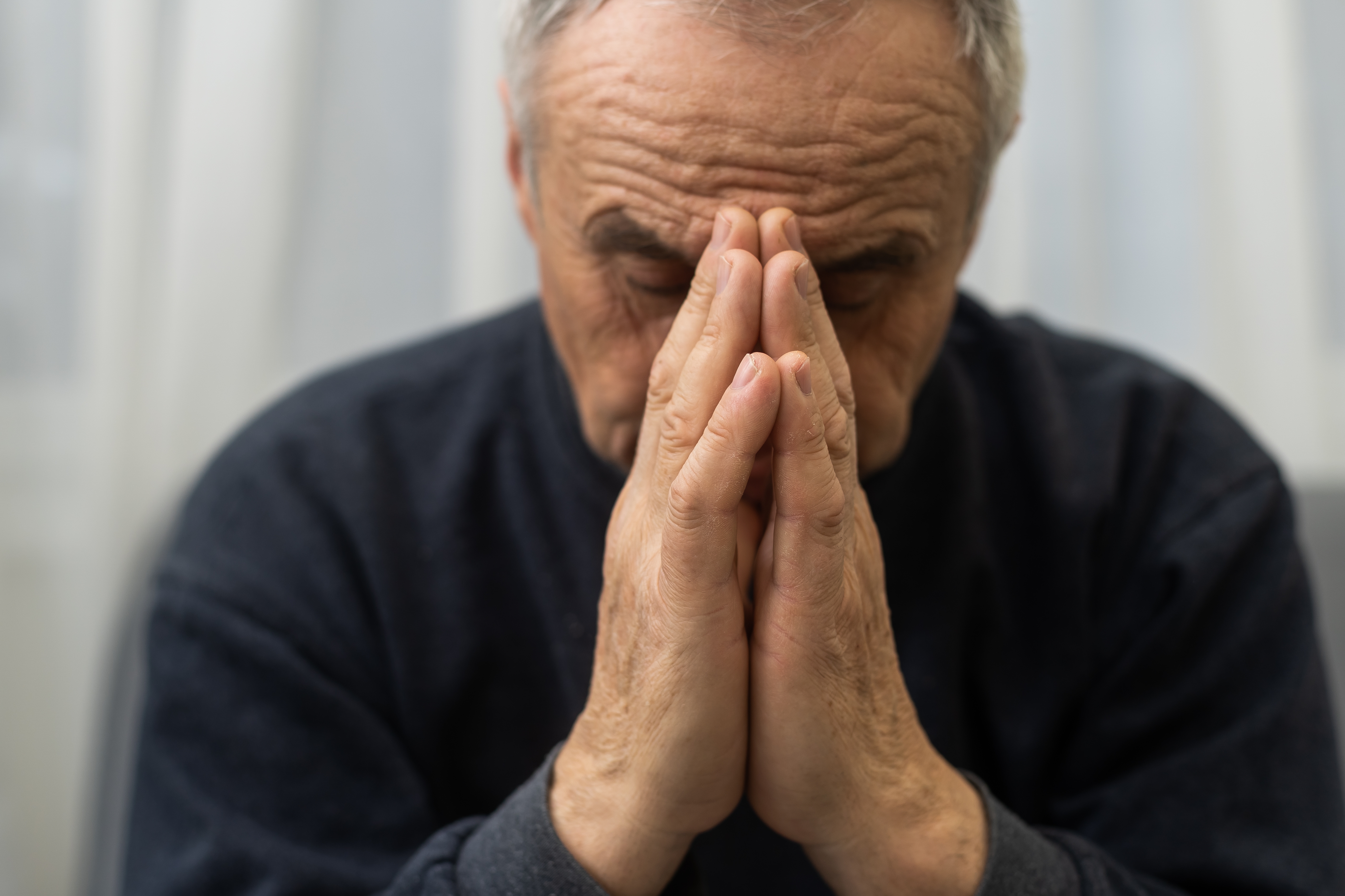 Un homme demande pardon | Source : Shutterstock
