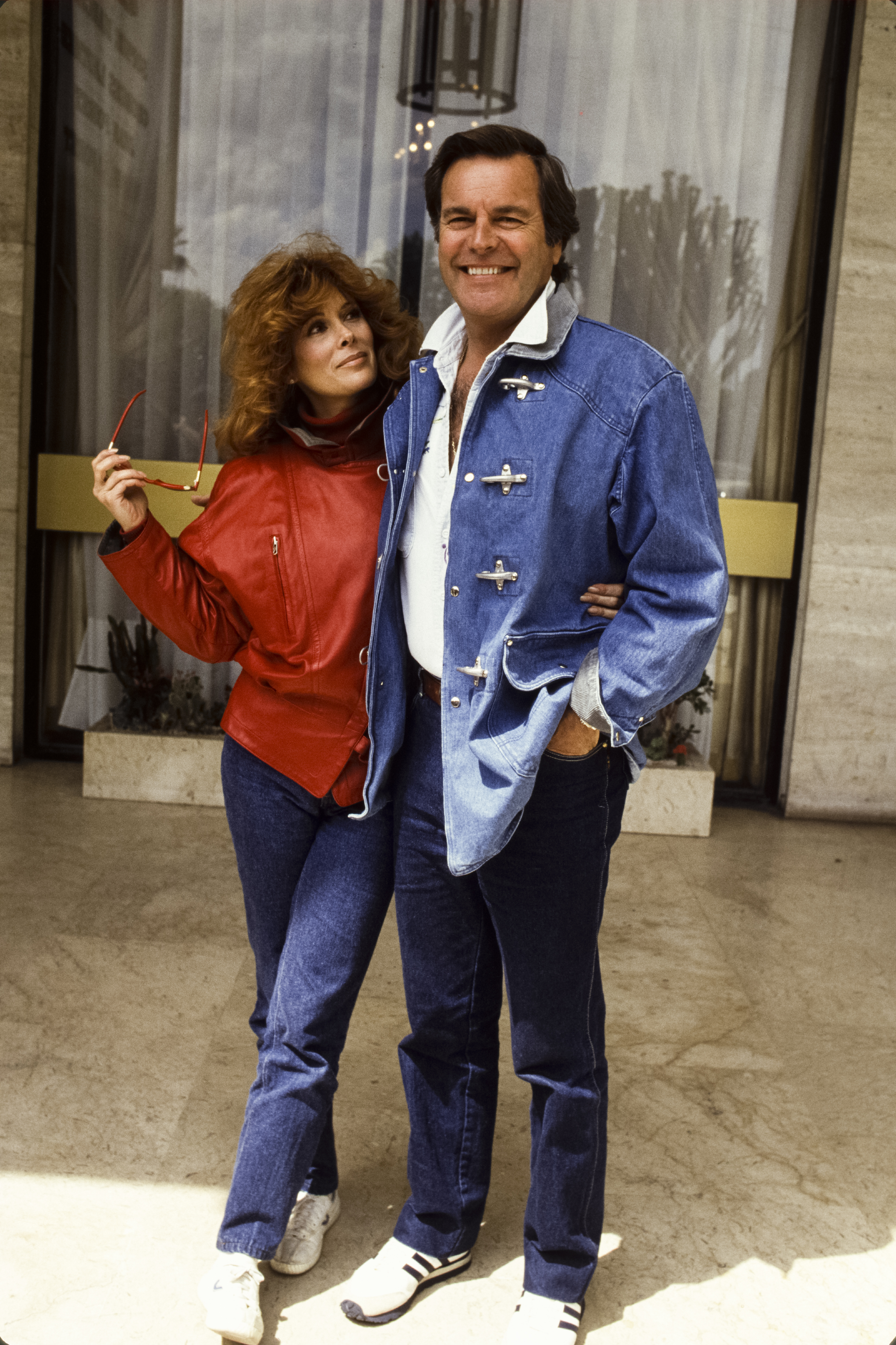 Jill St. John photographiée avec Robert Wagner le 2 décembre 1988 à Paris, France | Source : Getty Images