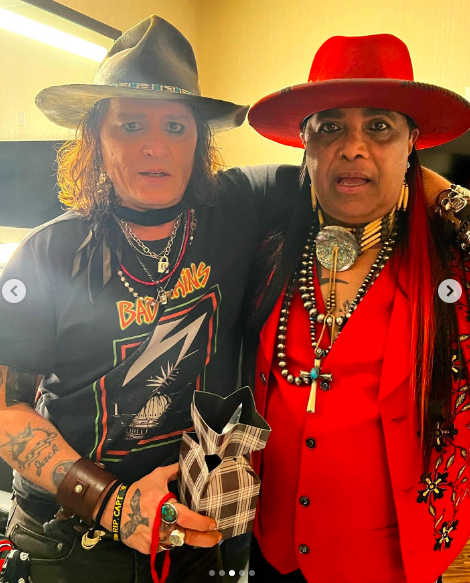 Johnny Depp et Micki Free posant pour une photo postée le 5 novembre 2022 | Source : Instagram/officiel_micki_free
