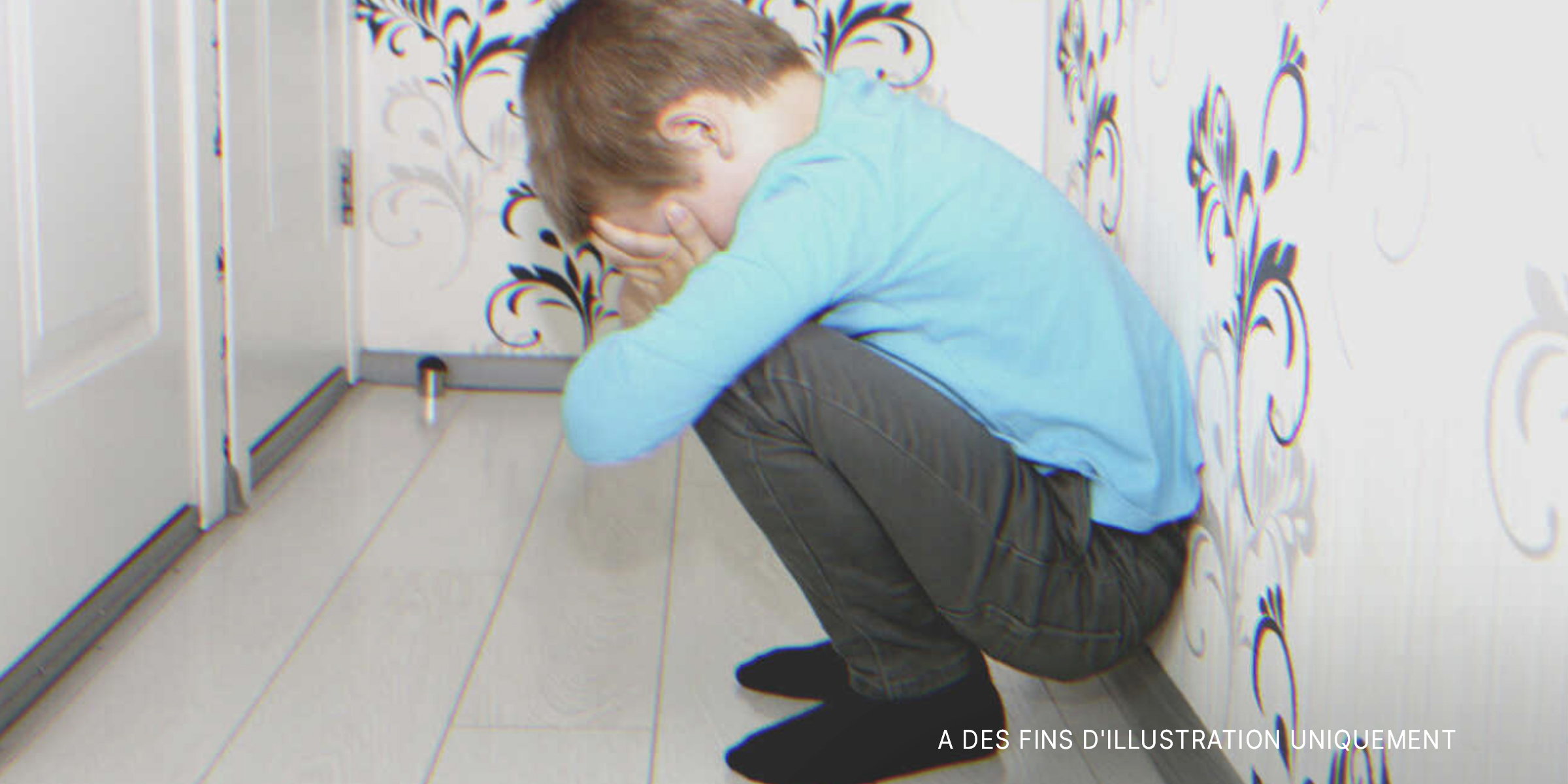 Un garçon bouleversé assis dans un coin | Source : Flickr
