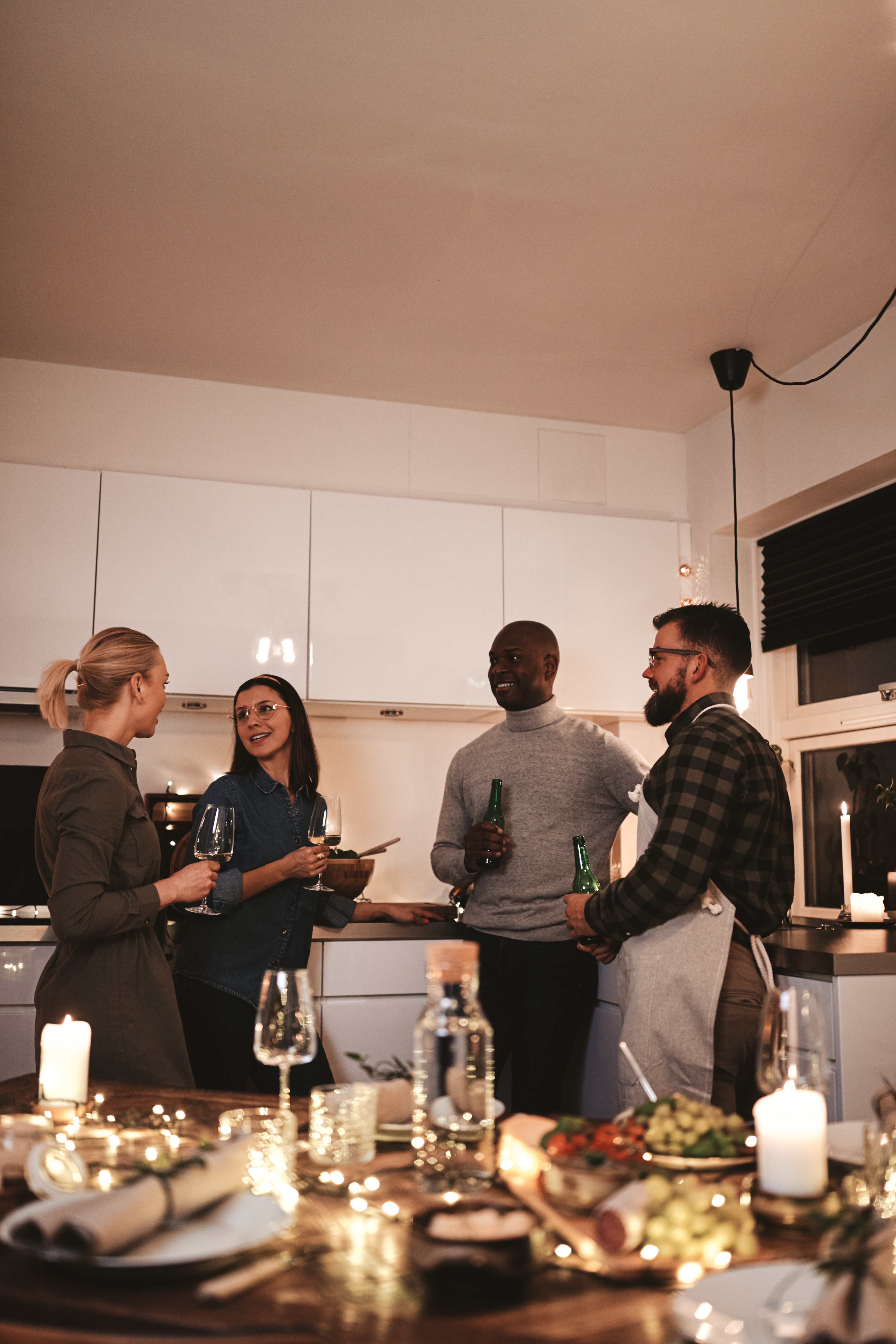 Un groupe de personnes dans la cuisine | Source : Shutterstock