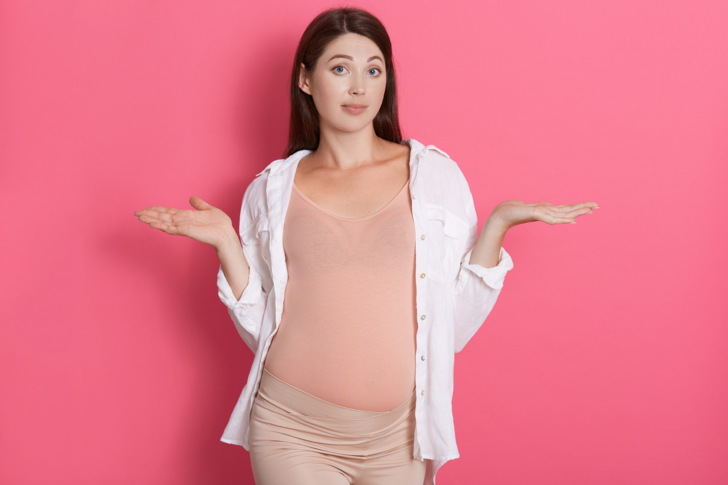 Une femme enceinte haussant les épaules | Source : Freepik