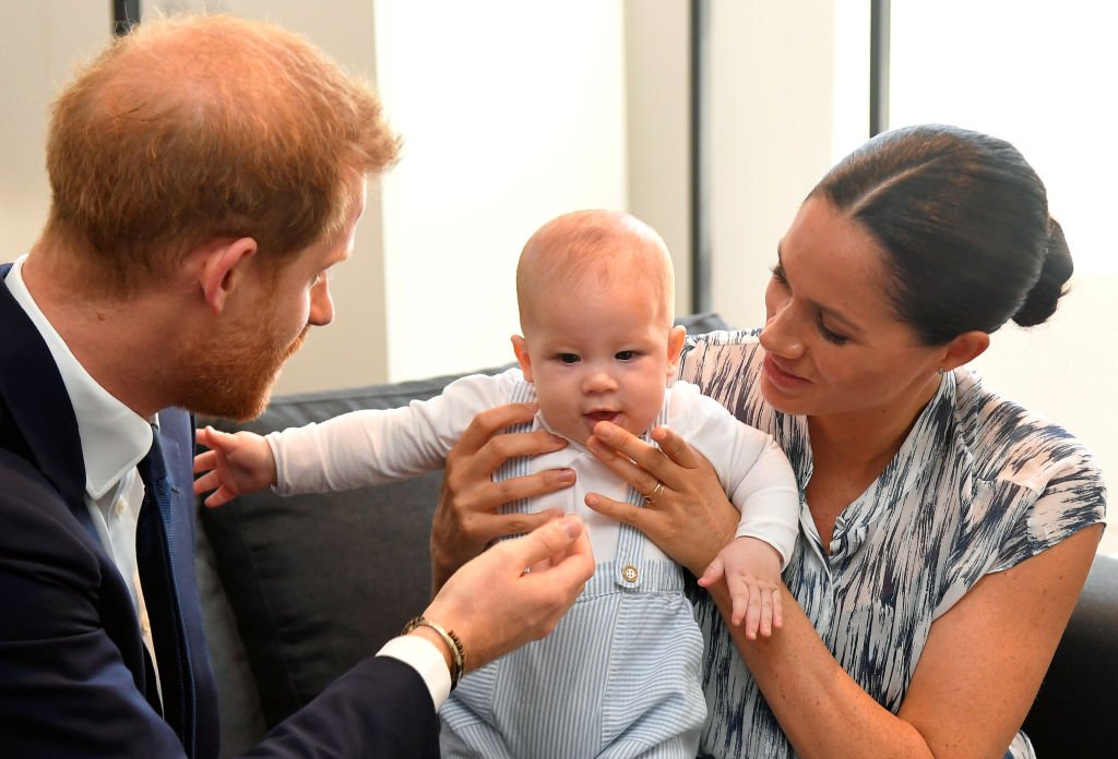 Le prince Harry et Meghan s'occupent d'Archie pendant leur tournée royale en Afrique du Sud le 25 septembre 2019, au Cap, en Afrique du Sud. | Source : Getty Images.