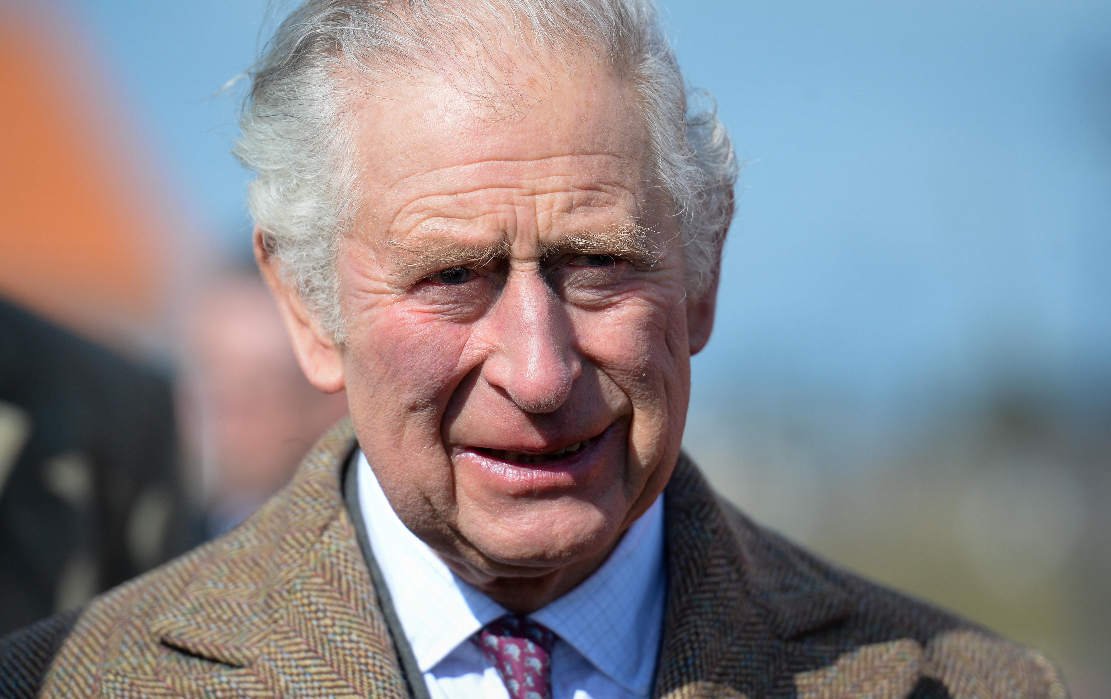 Le roi Charles III lors de sa visite au bois du centenaire de la Royal British Legion le 07 mars 2022 à Newquay, en Angleterre | Source : Getty Images