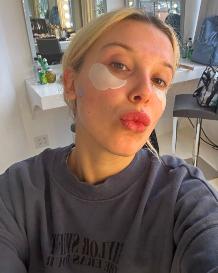 Millie Bobby Brown posant pour un selfie sans maquillage, publié le 8 juillet 2025. | Source : Instagram/milliebobbybrown