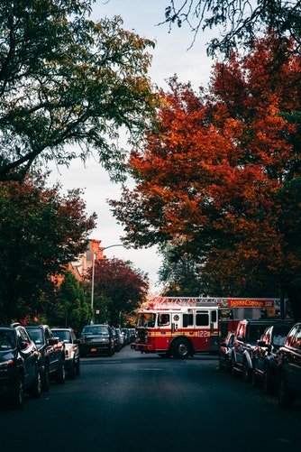 Voiture de pompier qui traverse la rue | Photo : Unsplash