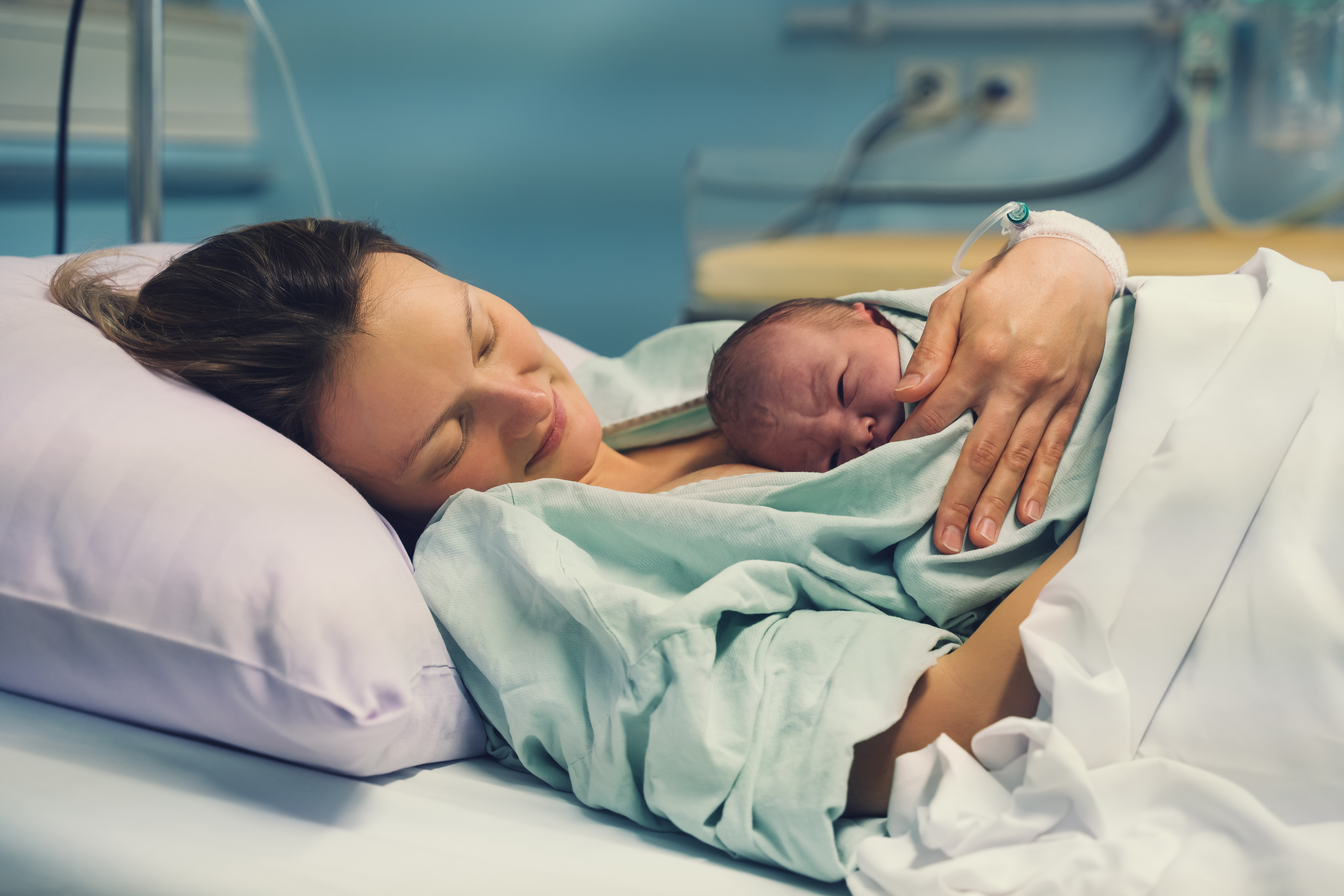 Femme et passionnée tenant son nouveau-né. | Source : Shutterstock