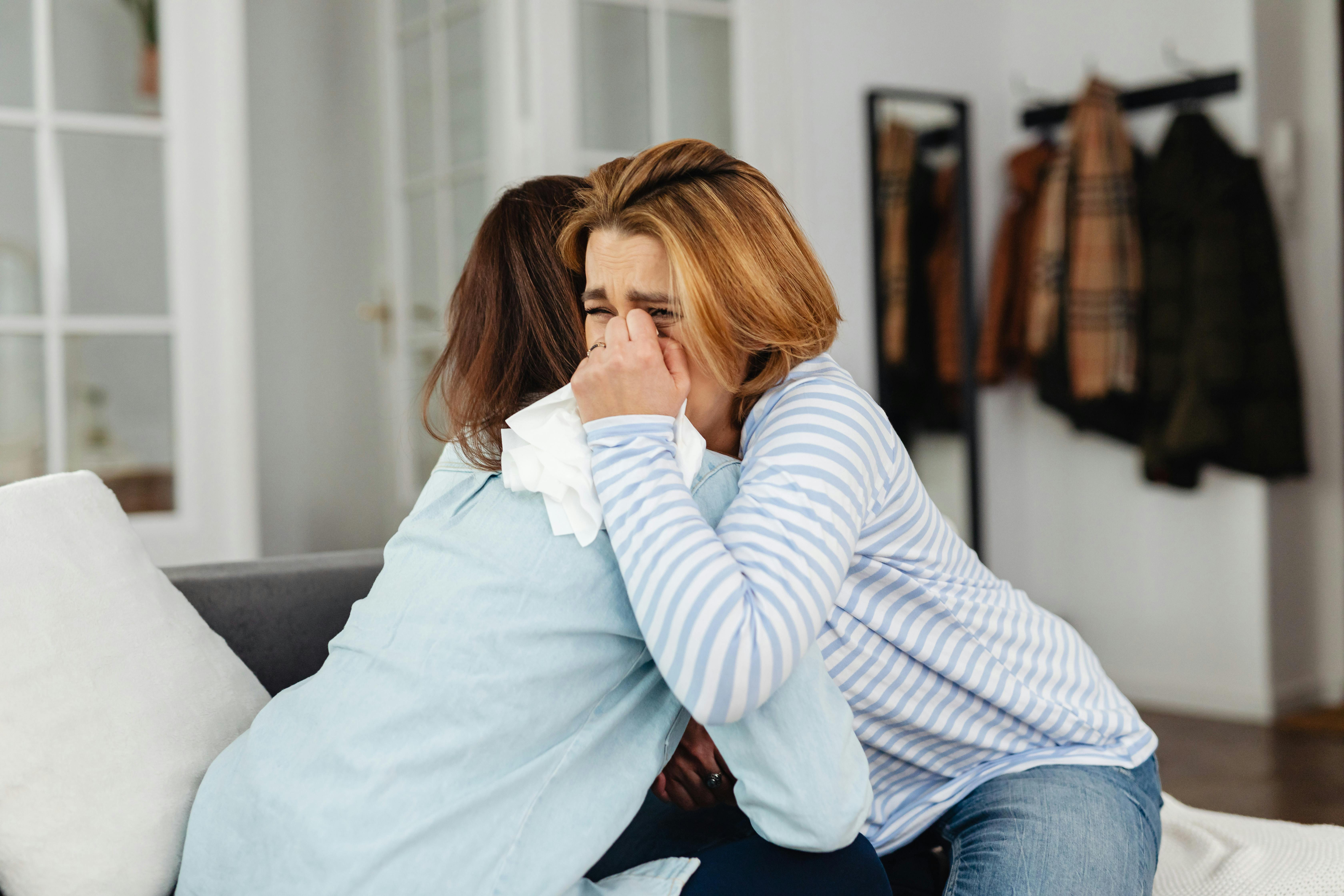 Une femme qui pleure auprès d'une autre personne | Source : Pexels