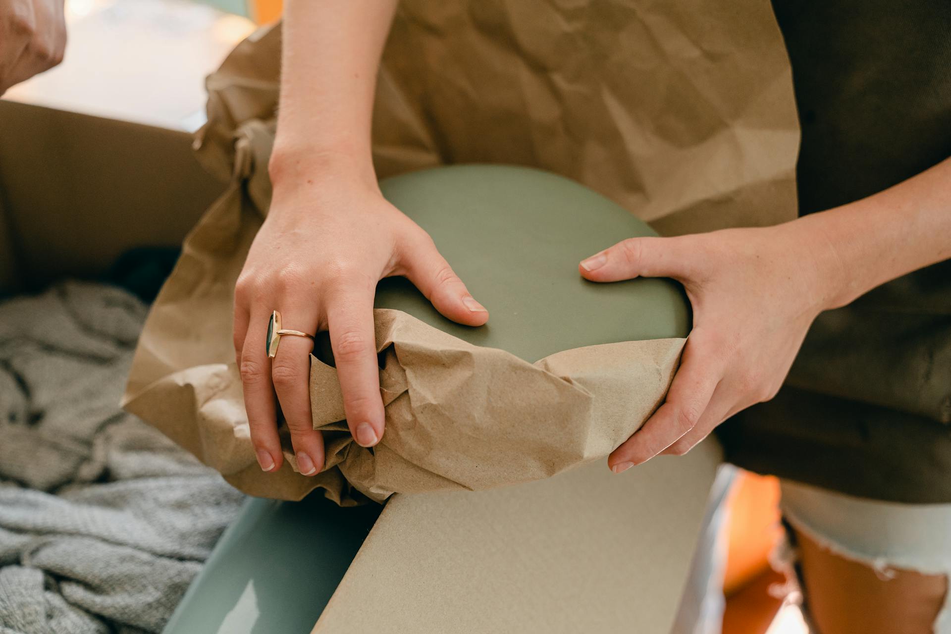 Une femme déballe des assiettes | Source : Pexels