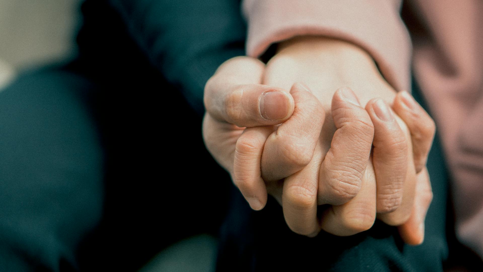 Un couple se tenant par la main | Source : Pexels