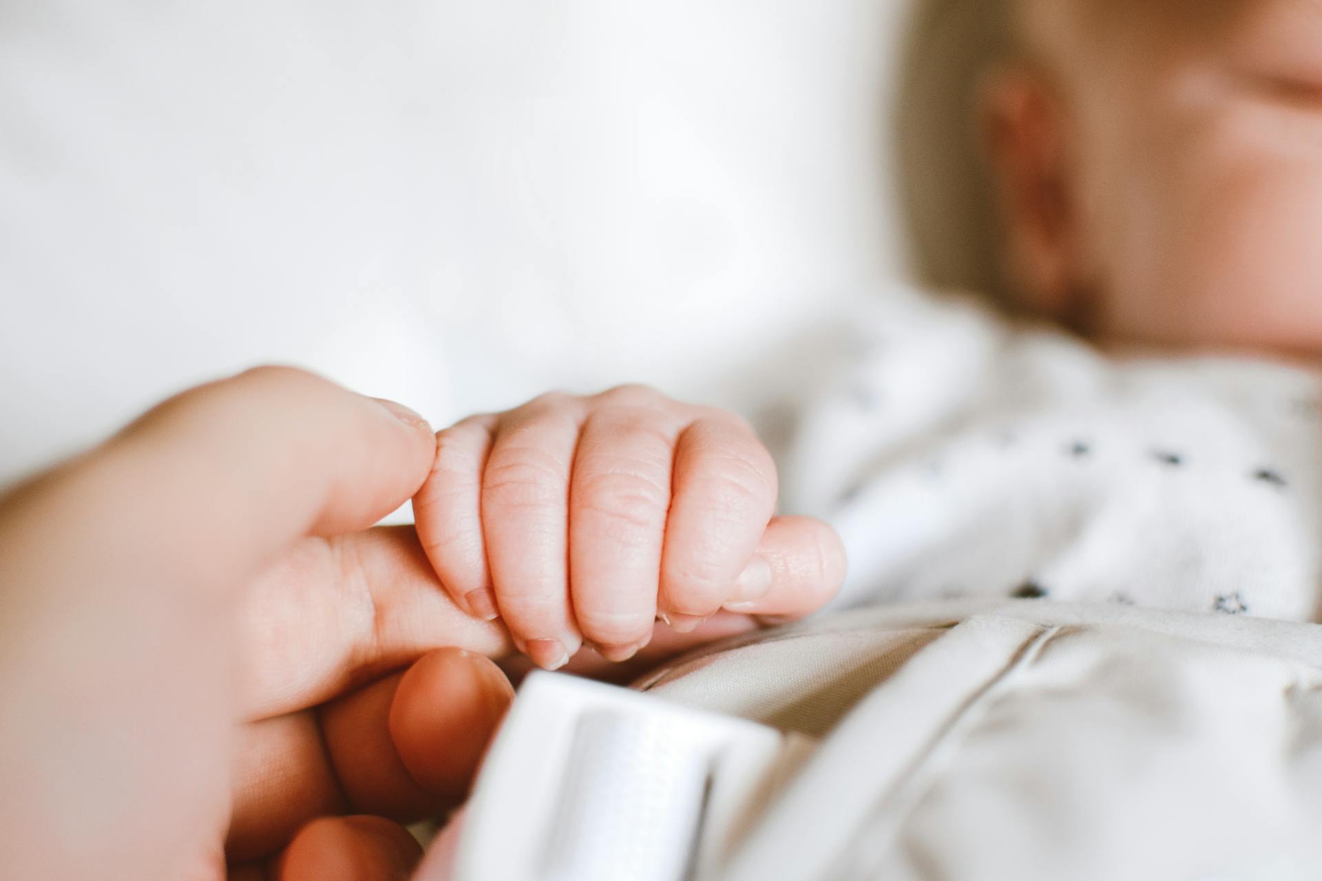 Un bébé tenant le doigt d'une personne | Source : Pexels