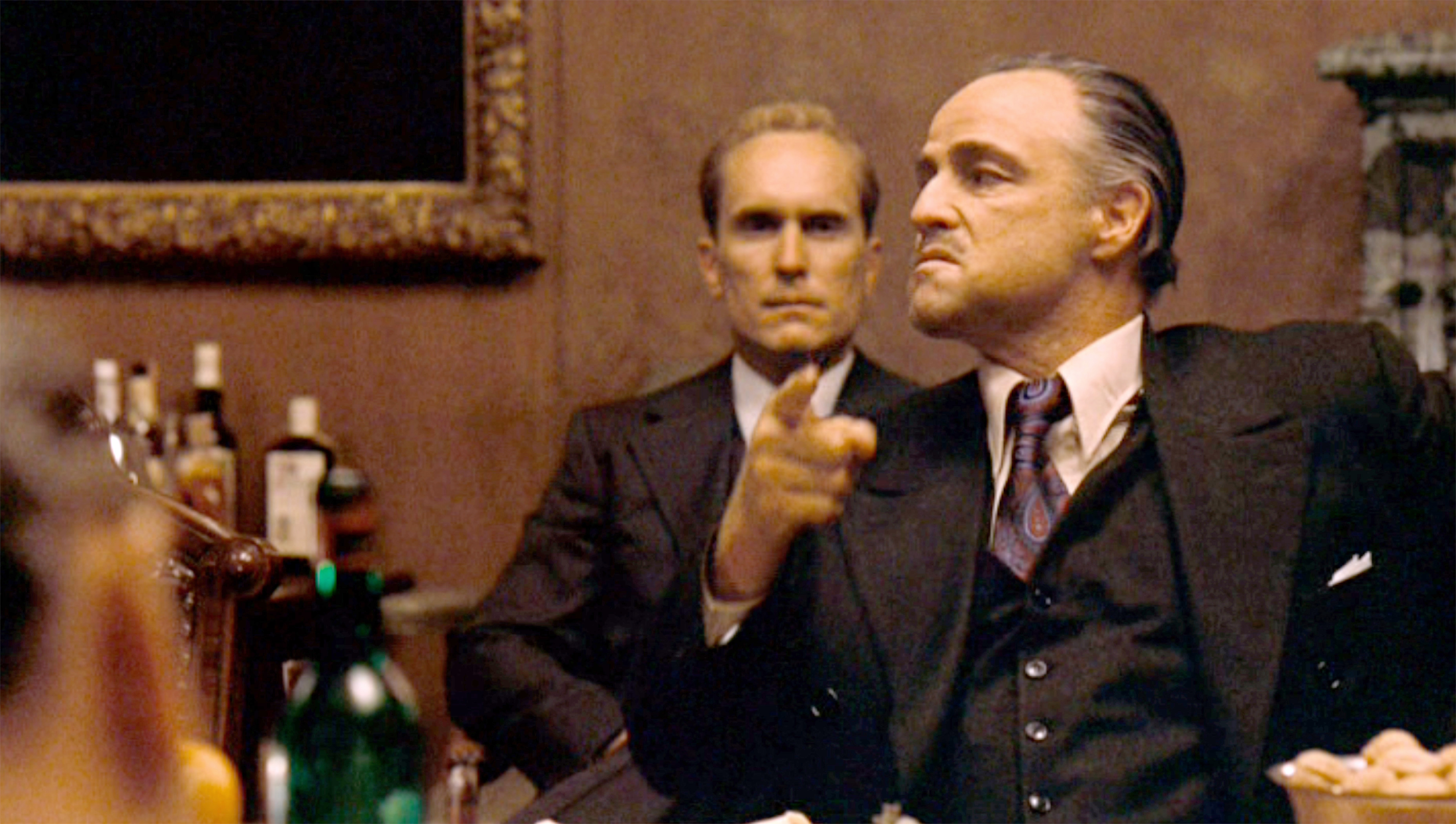 Robert Duvall dans le rôle de Tom Hagen et Marlon Brando dans celui de Don Vito Corleone dans « Le Parrain », le 15 mars 1972. | Source : Getty Images