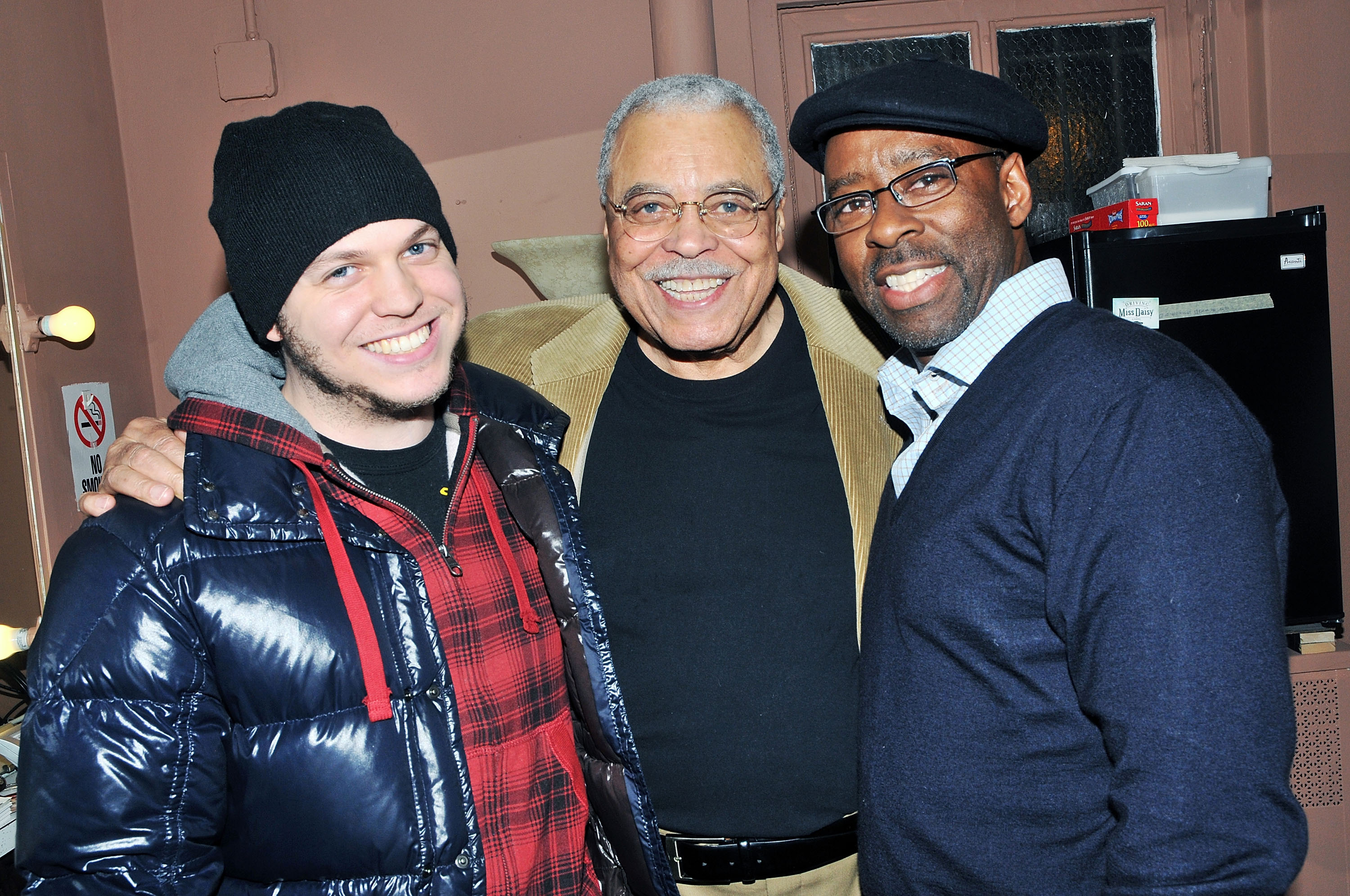 Flynn Earl Jones, James Earl Jones et Courtney B. Vance dans les coulisses de "Driving Miss Daisy" sur Broadway au Golden Theatre le 9 janvier 2011 à New York. | Source : Getty Images