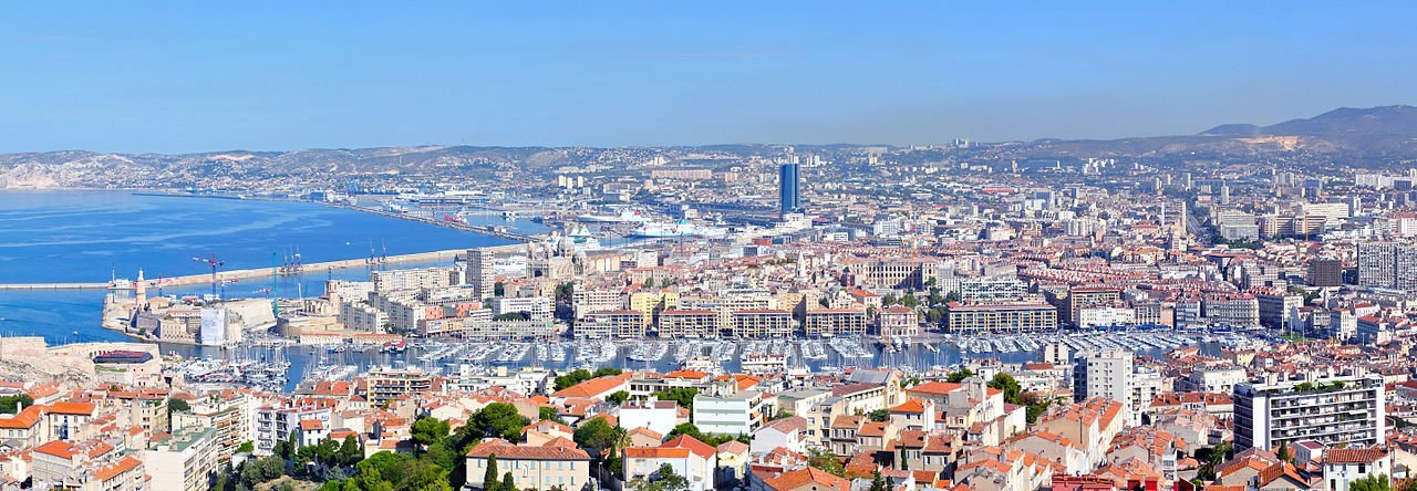 Le vieux Port de Marseille (Bouches-du-Rhône, Provence-Alpes-Côte d’Azur, France), vu à partir de la cathédrale Notre-Dame-de-la-Garde. | Wikimedia Commons