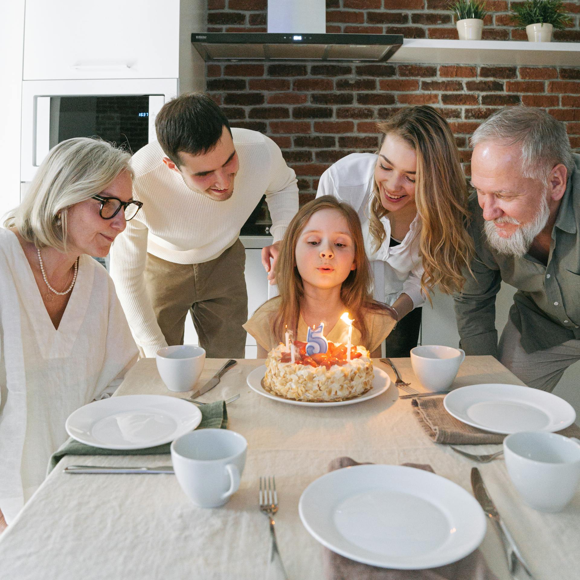 Une famille célébrant l'anniversaire de leur petite fille | Source : Pexels