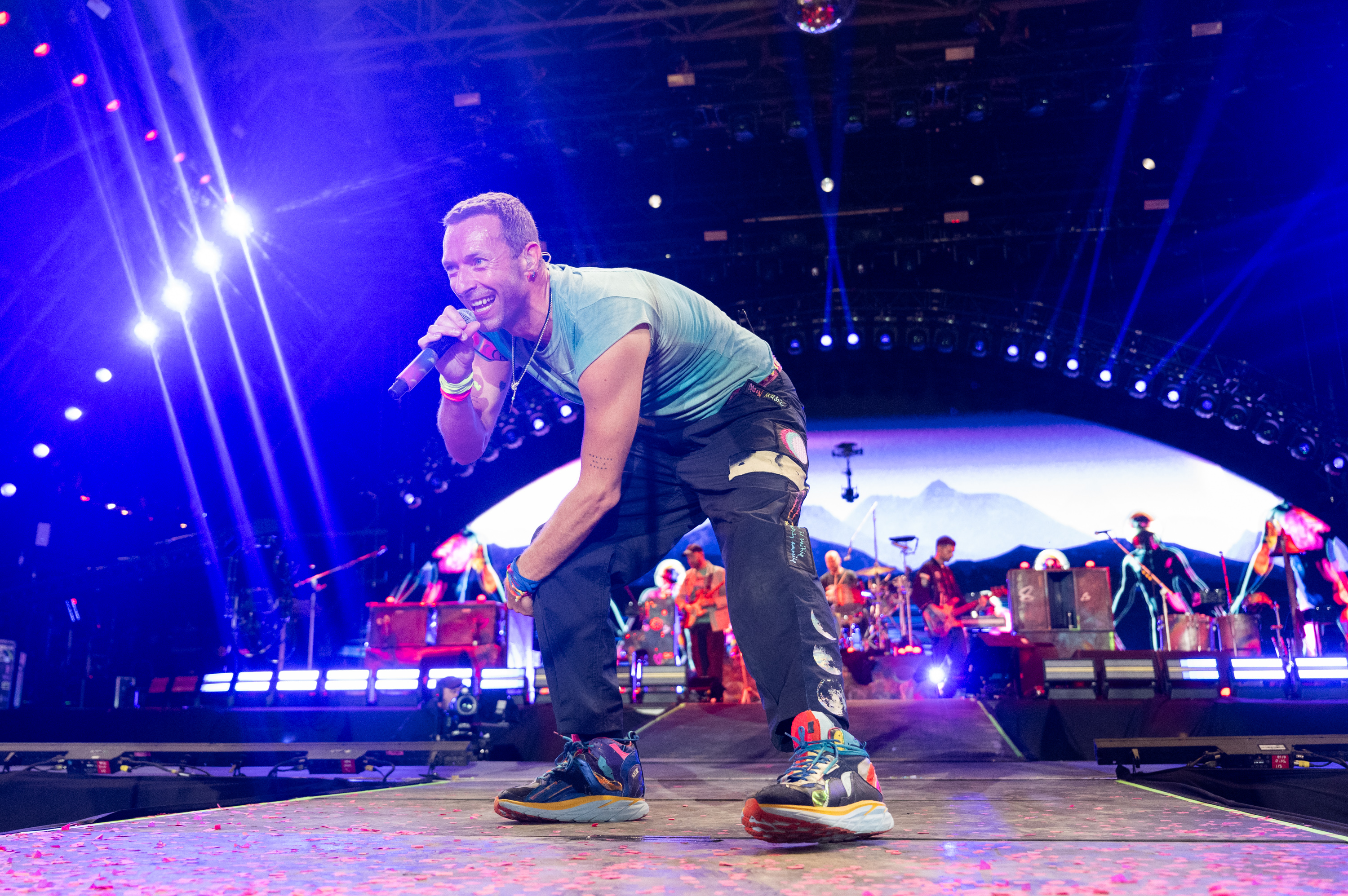 Chris Martin se produit lors du quatrième jour du festival de Glastonbury 2024 | Source : Getty Images