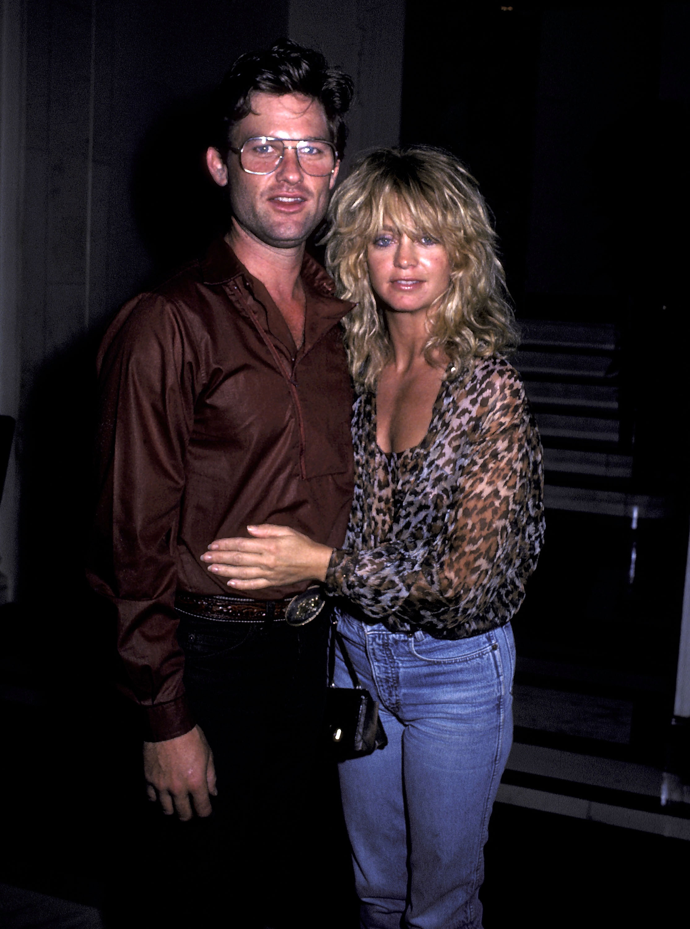 Kurt Russell et Goldie Hawn quittent l'hôtel Carlyle pour une soirée à New York, le 23 juillet 1983 | Source : Getty Images