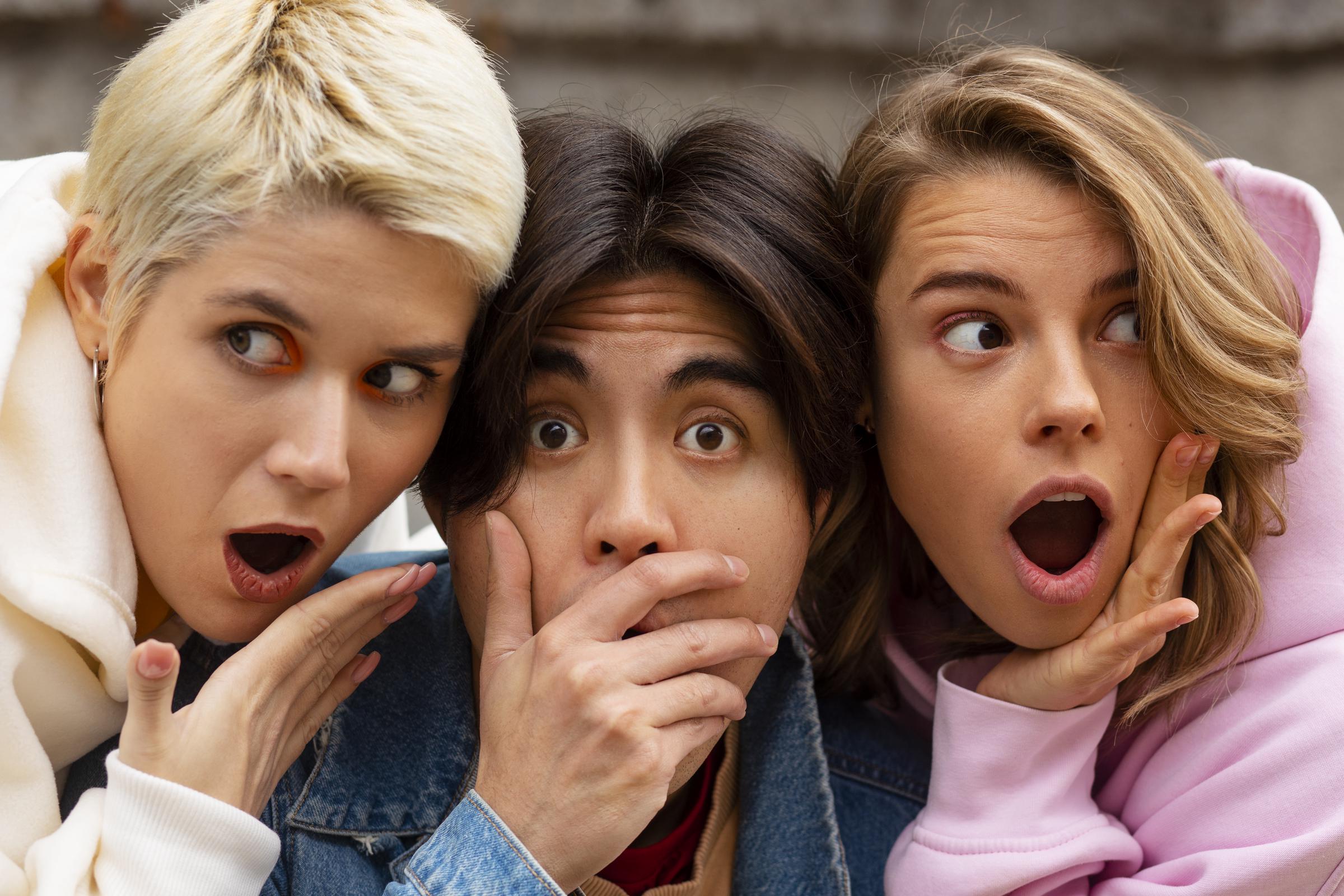 Des gens réagissent en état de choc | Source : Freepik