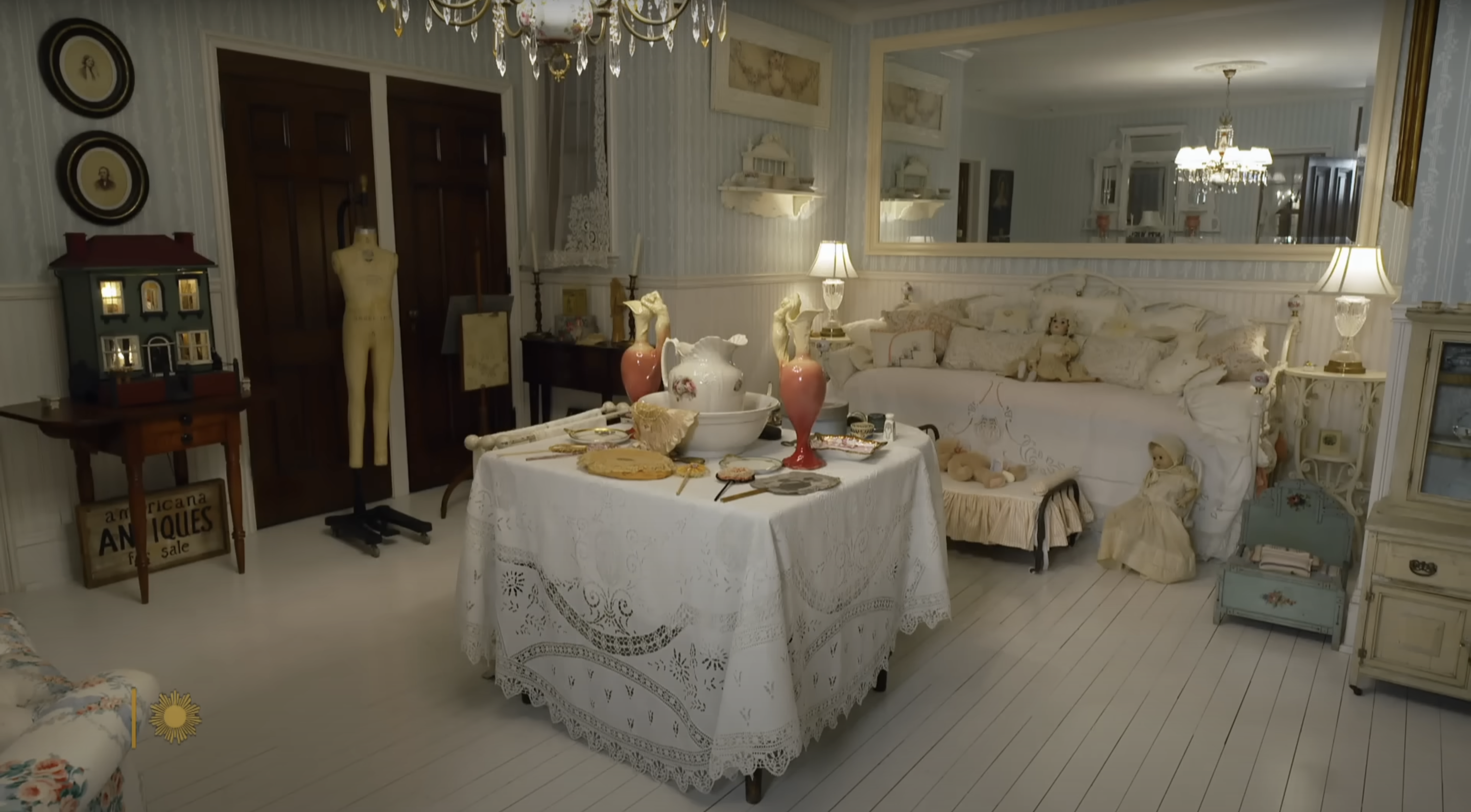 Une vue de l'intérieur de la maison de Barbra Streisand, postée le 5 novembre 2023 | Source : YouTube/CBS Sunday Morning