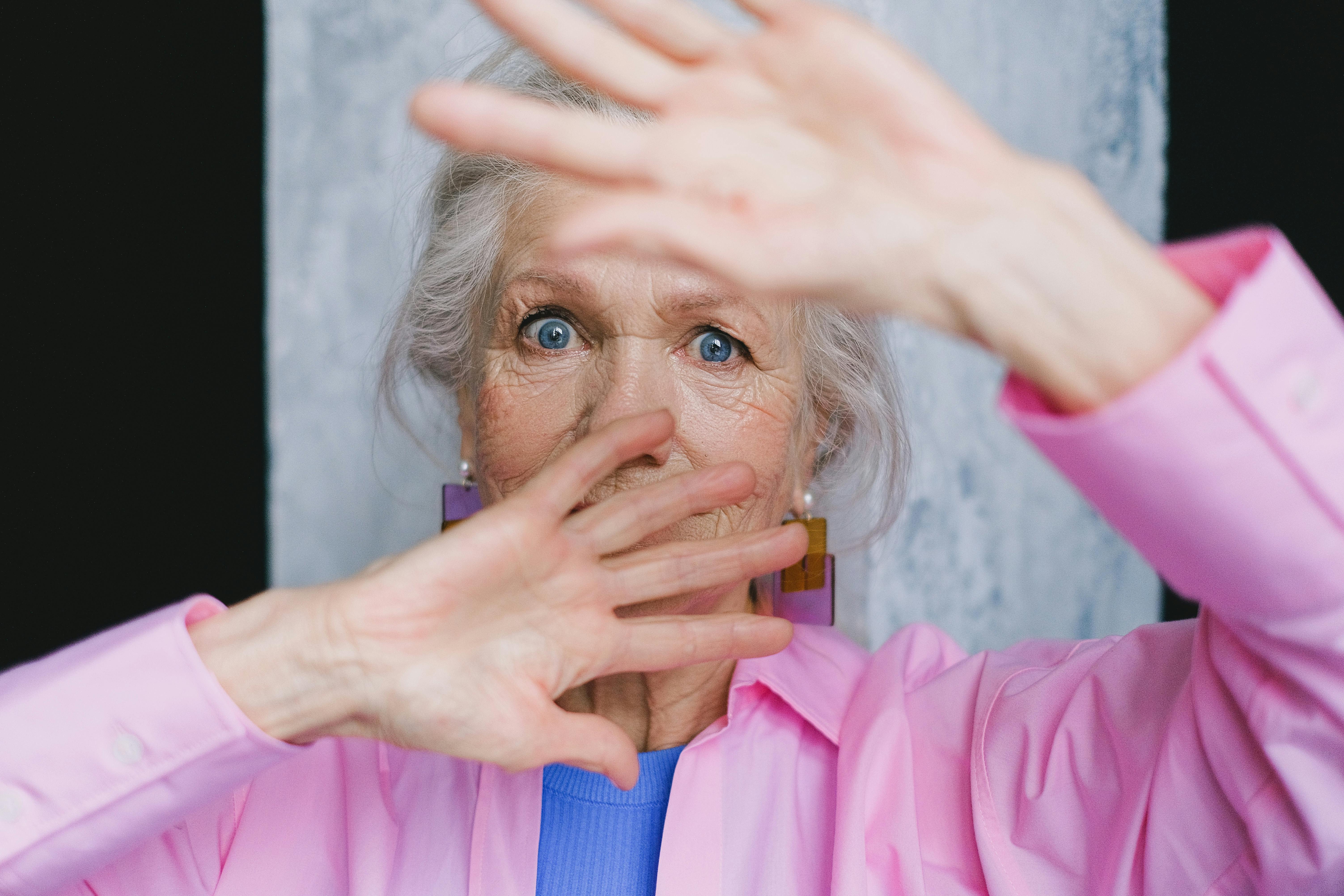 Une femme se couvrant le visage | Source : Pexels