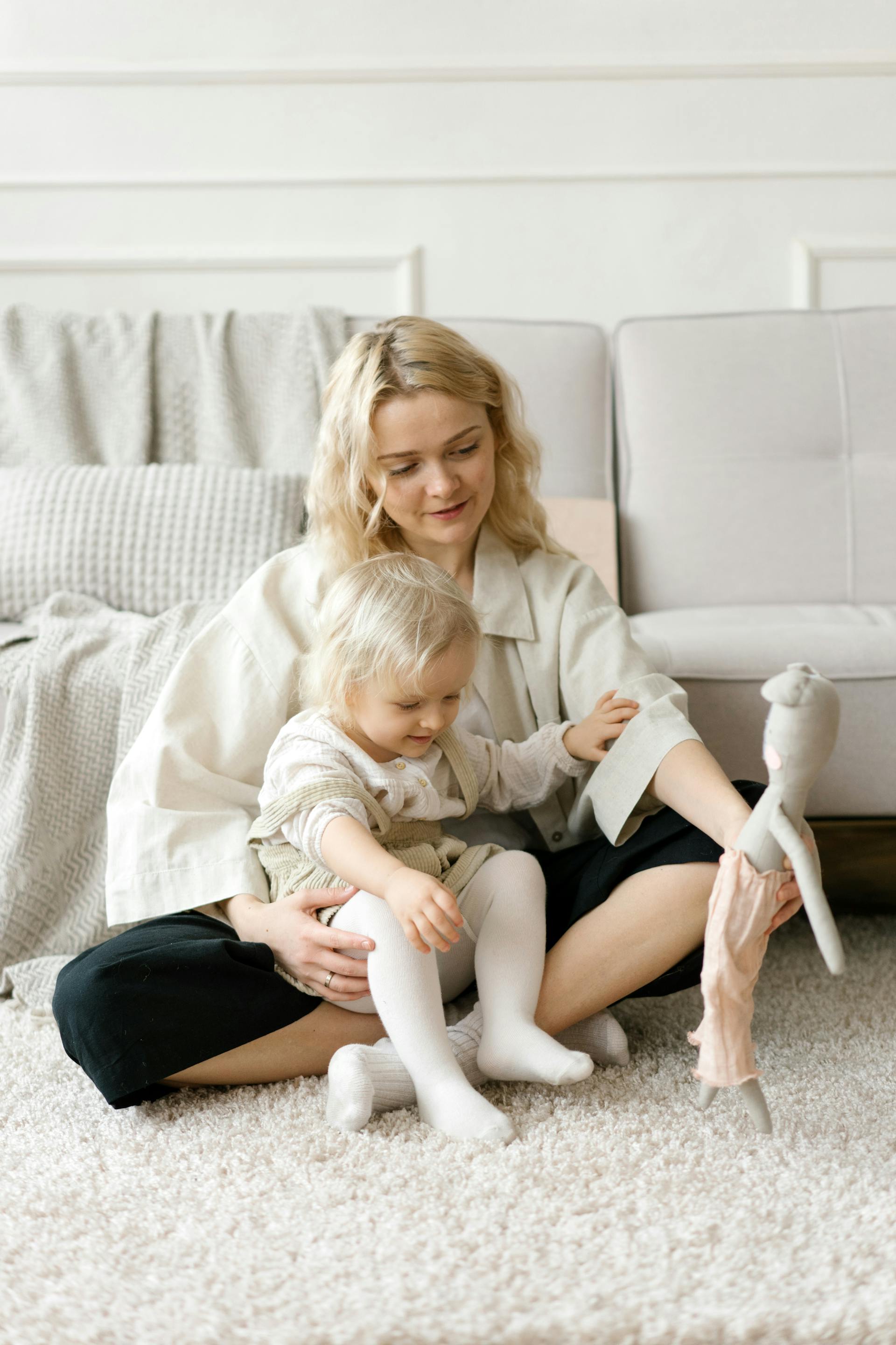 Une femme avec un enfant en bas âge | Source : Pexels