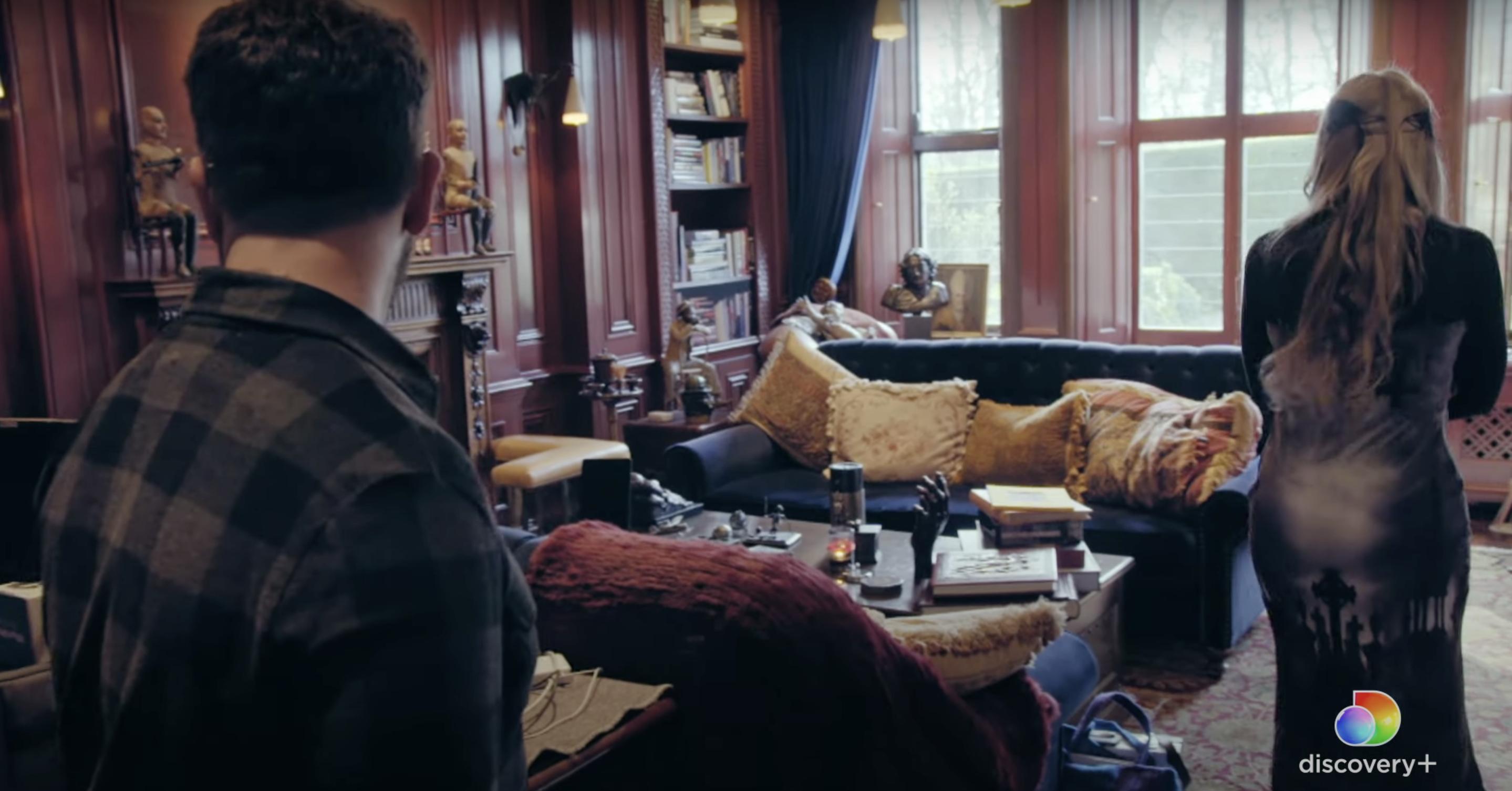 Jack Osbourne explore leur maison familiale dans le Buckinghamshire, au Royaume-Uni, comme posté le 3 octobre 2022 | Source : YouTube/discovery plus