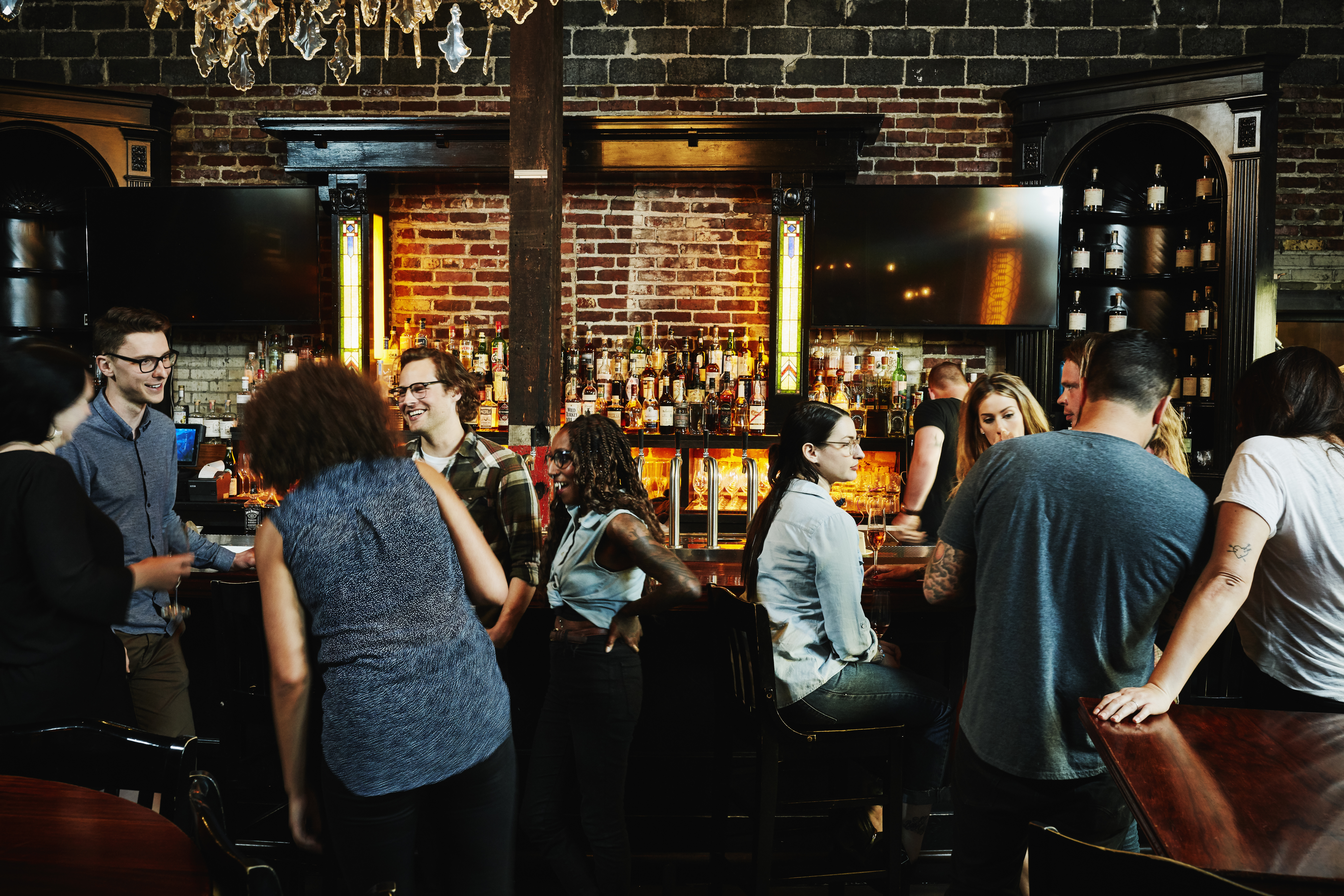 Un happy hour dans un bar | Source : Getty Images