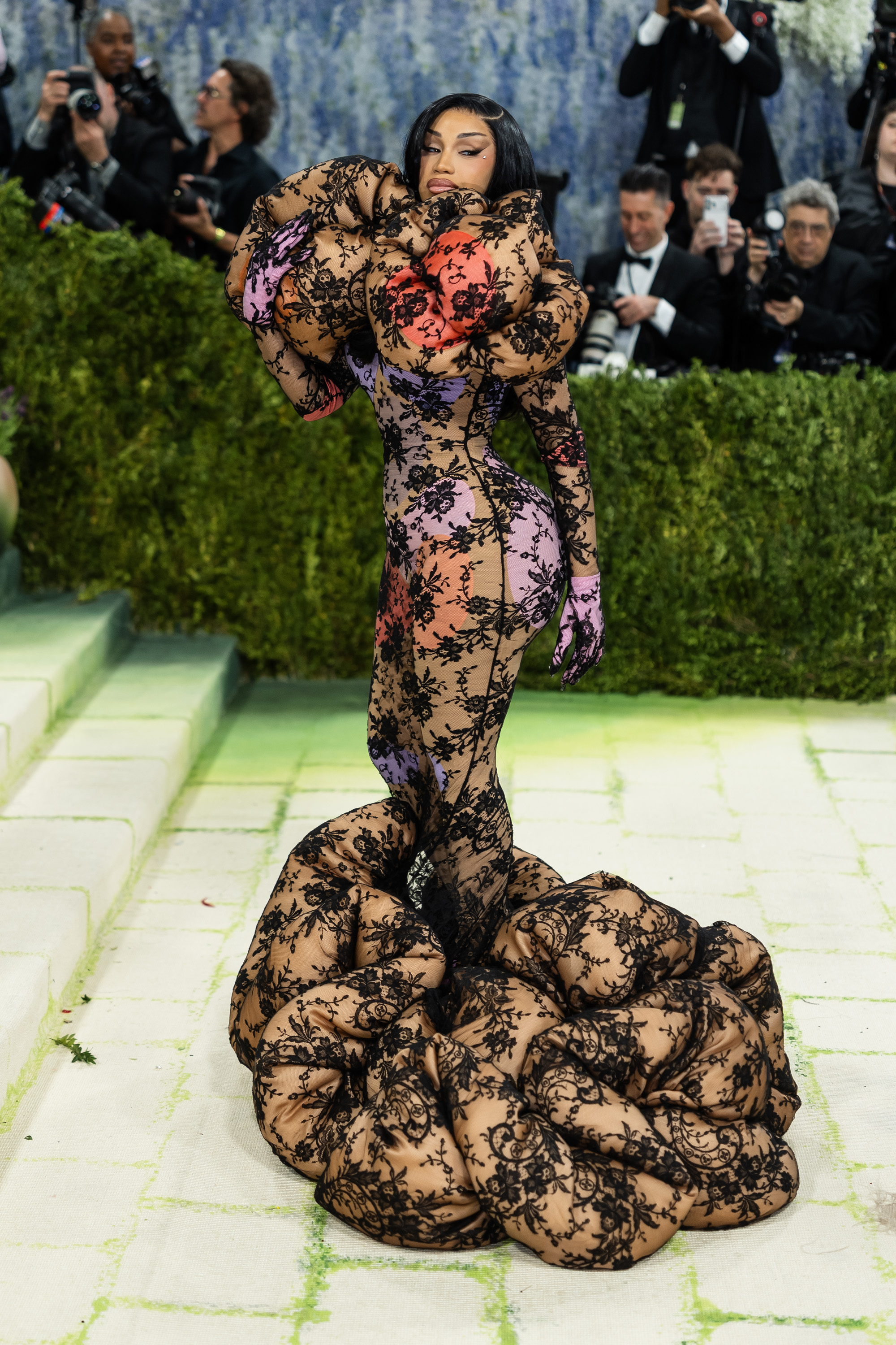 Cardi B arrive au Met Gala dans un look dramatique | Source : Getty Images