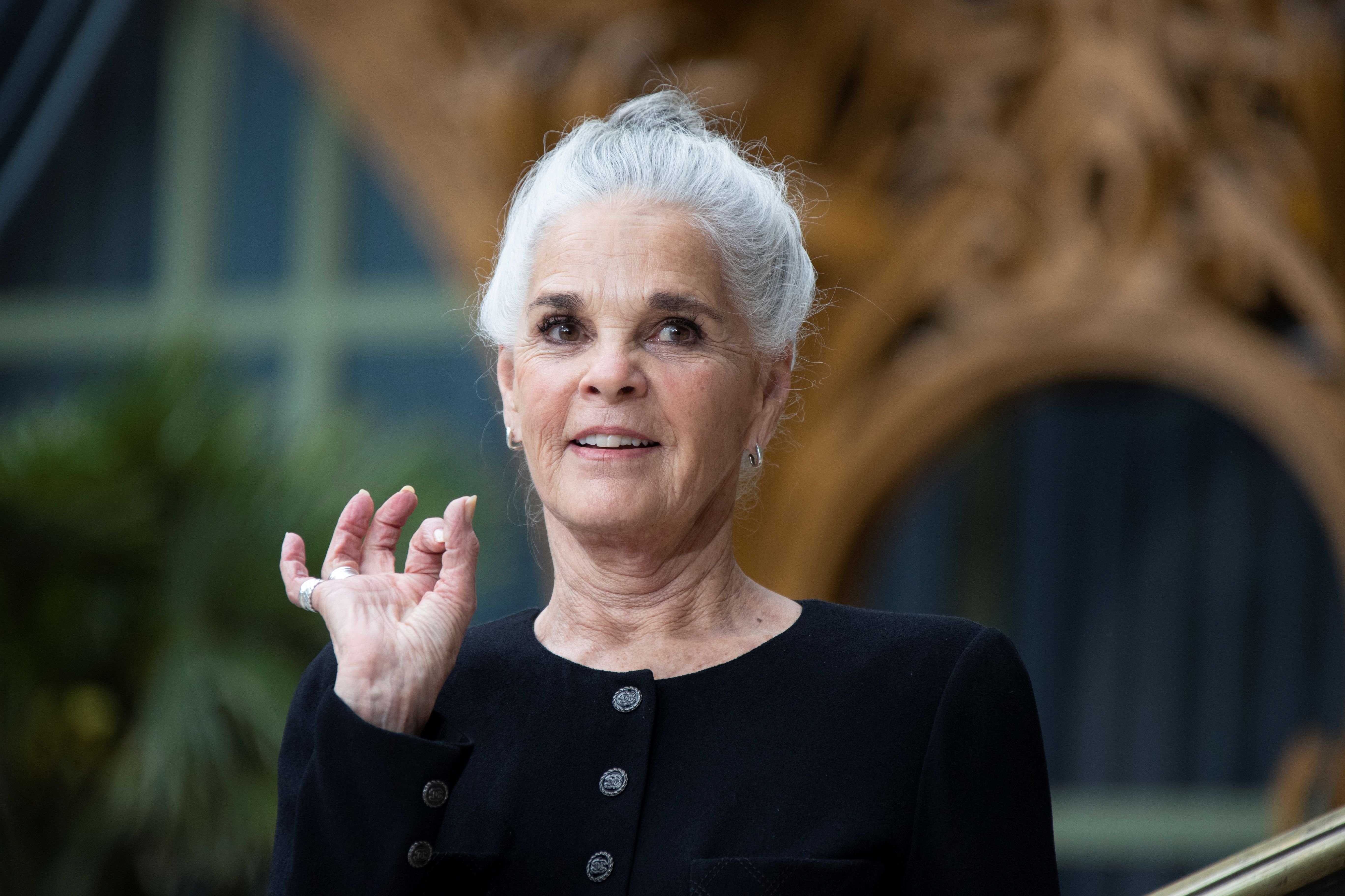 L'actrice américaine Ali MacGraw pose lors du photocall précédant le défilé Chanel Croisière 2020 au Grand Palais à Paris, le 3 mai 2019. | Photo : Getty Images