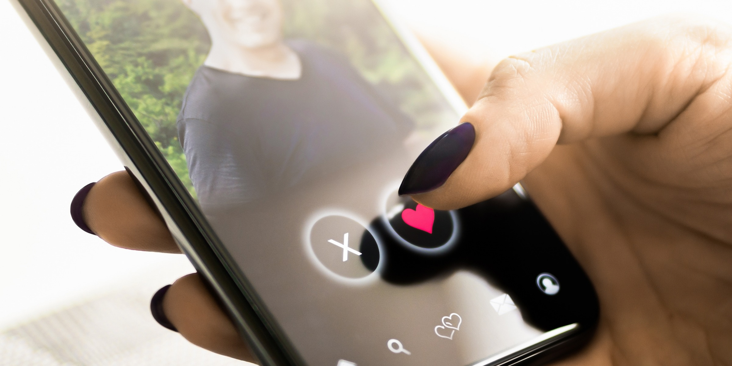 Une femme qui utilise une appli de rencontre | Source : Shutterstock