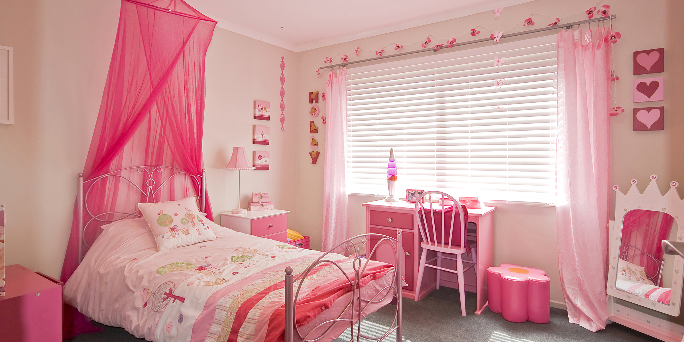 Chambre de fille sur le thème du rose vif avec une décoration fantaisiste et un charme douillet | Source : Shutterstock